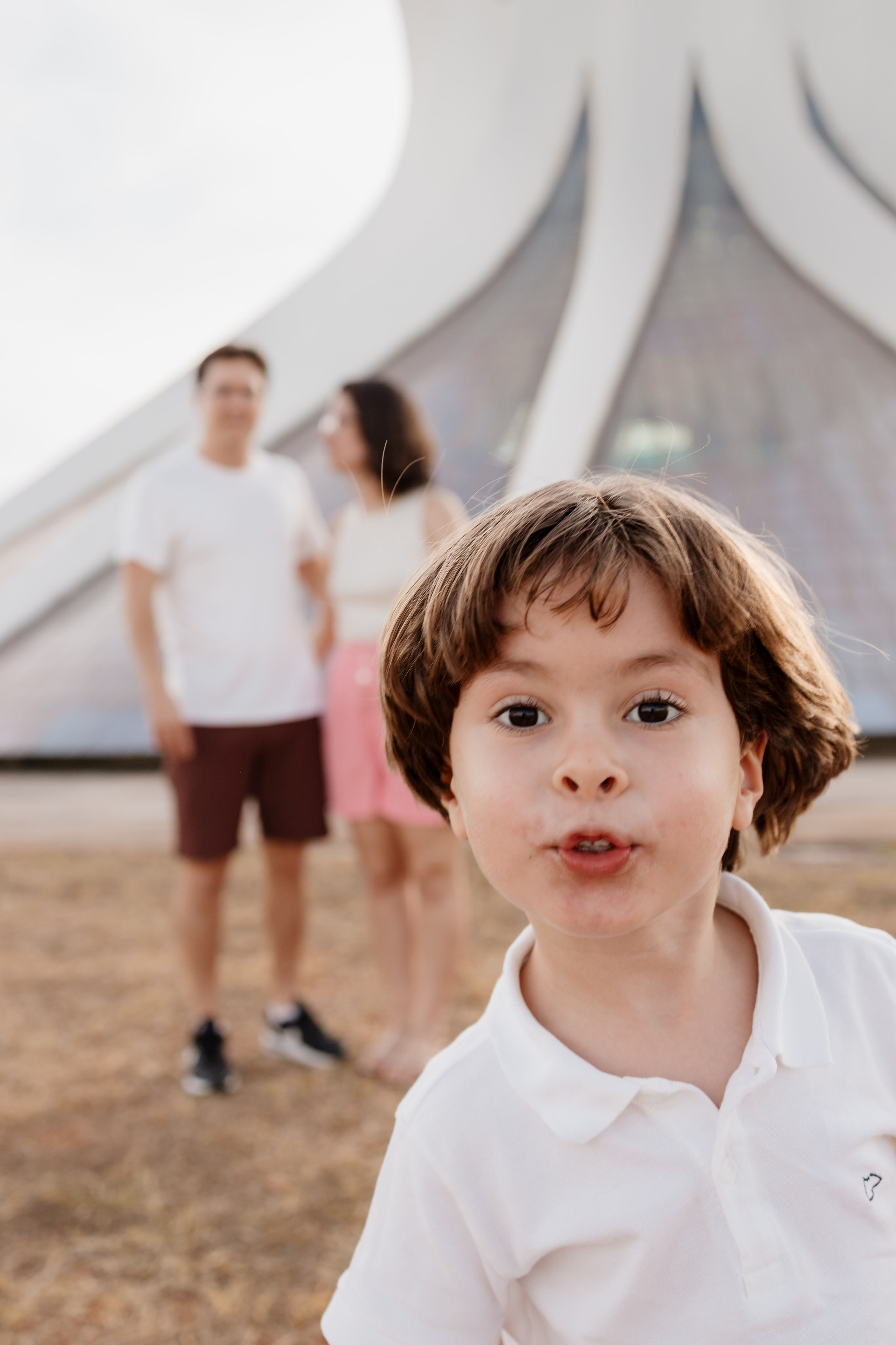 Ensaio Família na Catedral de Brasília | Fotografia Afetiva em Brasília. Ize Fotografia — Ensaios e Festas de Família em Recife e Brasília