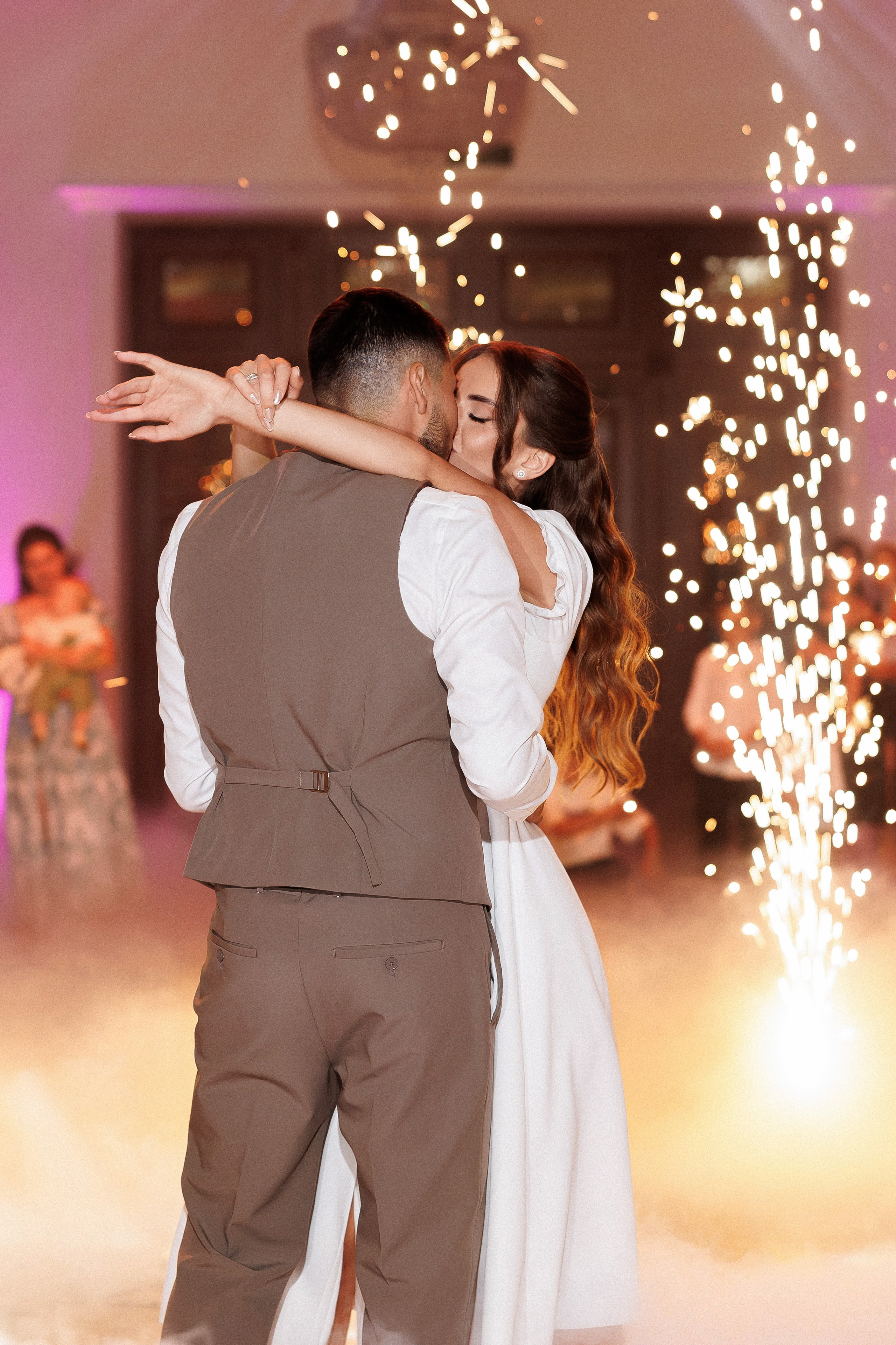 Eugen & Livia — Grand Elysee — Wedding Day. Servicii Foto și Video 067188353