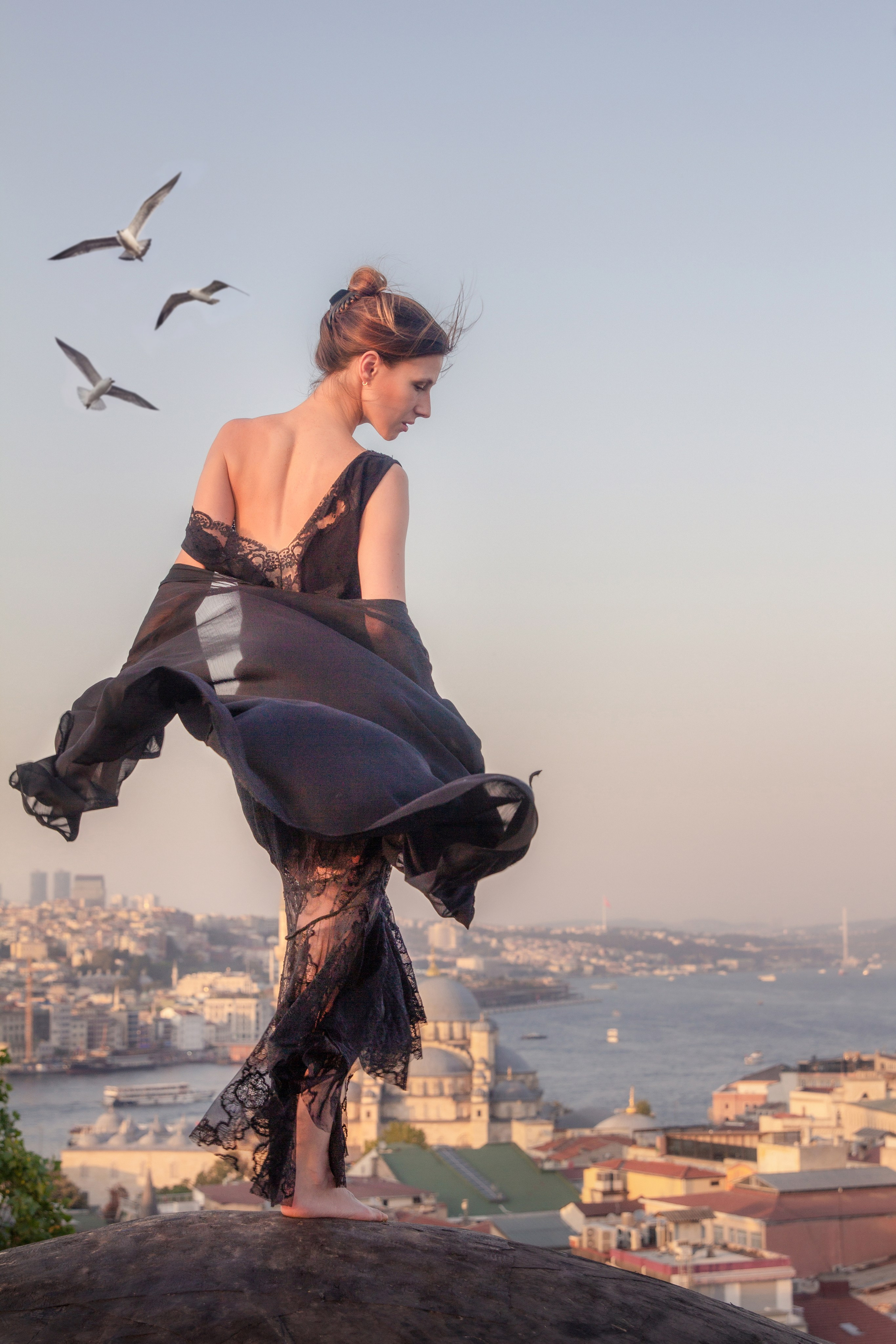 индивидуальная фотосессия на крыше с чайками в Стамбуле. A private photo shoot on the rooftop with seagulls in Istanbul. 
