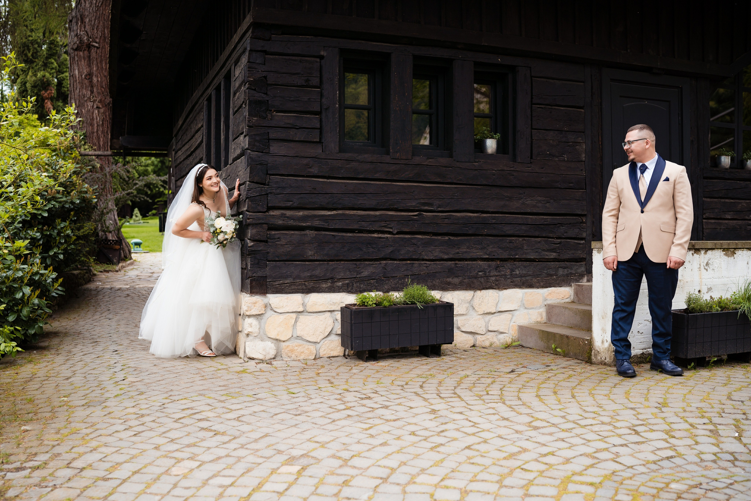 Ședință foto urbană cu mirii în centrul orașului