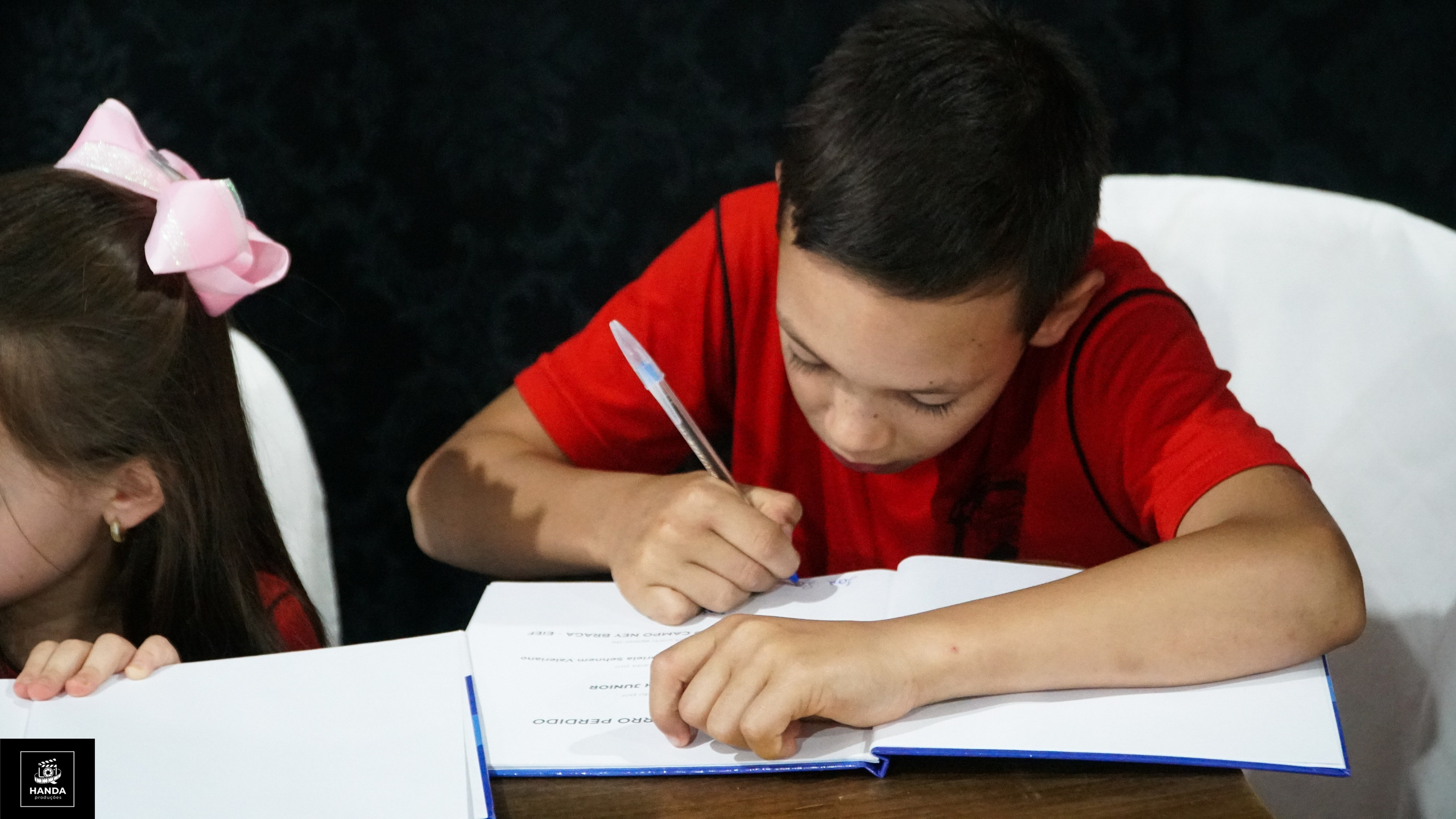 Noite autógrafos colégio Aurélio Buarque de Holanda. Handa Produções
