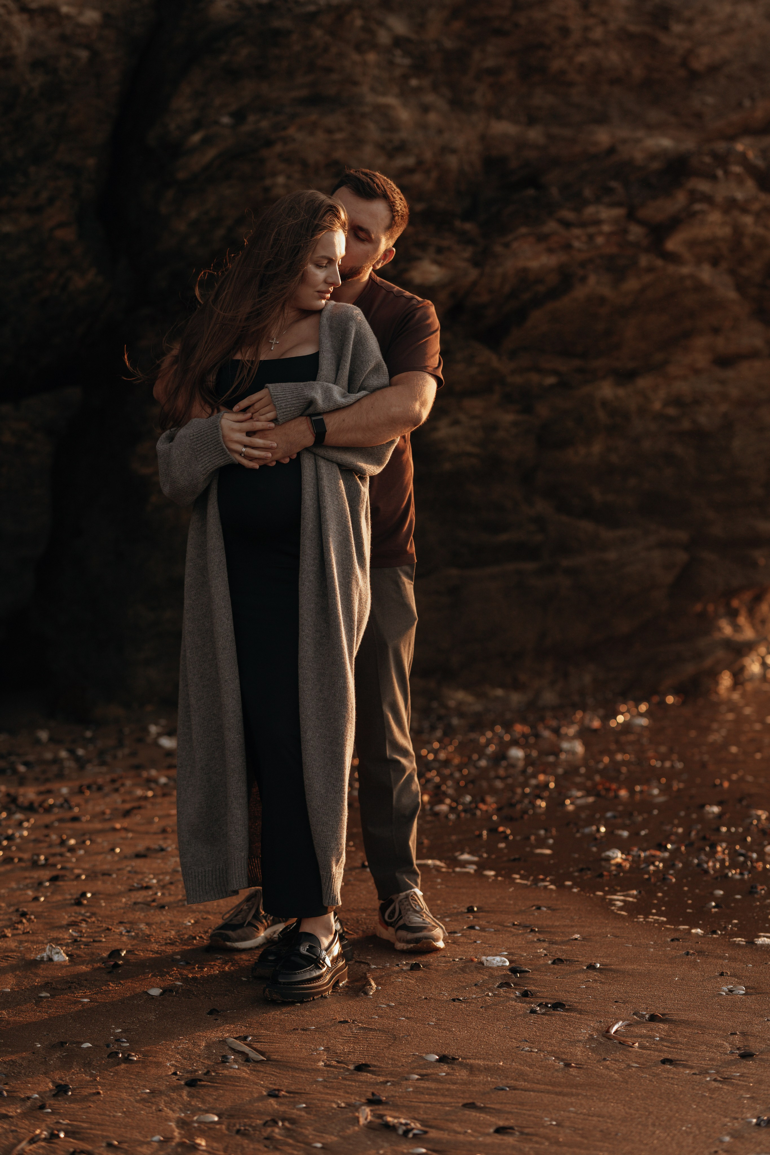 Sunset maternity photoshoot. Annah Louwagie — Lifestyle photographer for couples, families & brands | France & worldwide