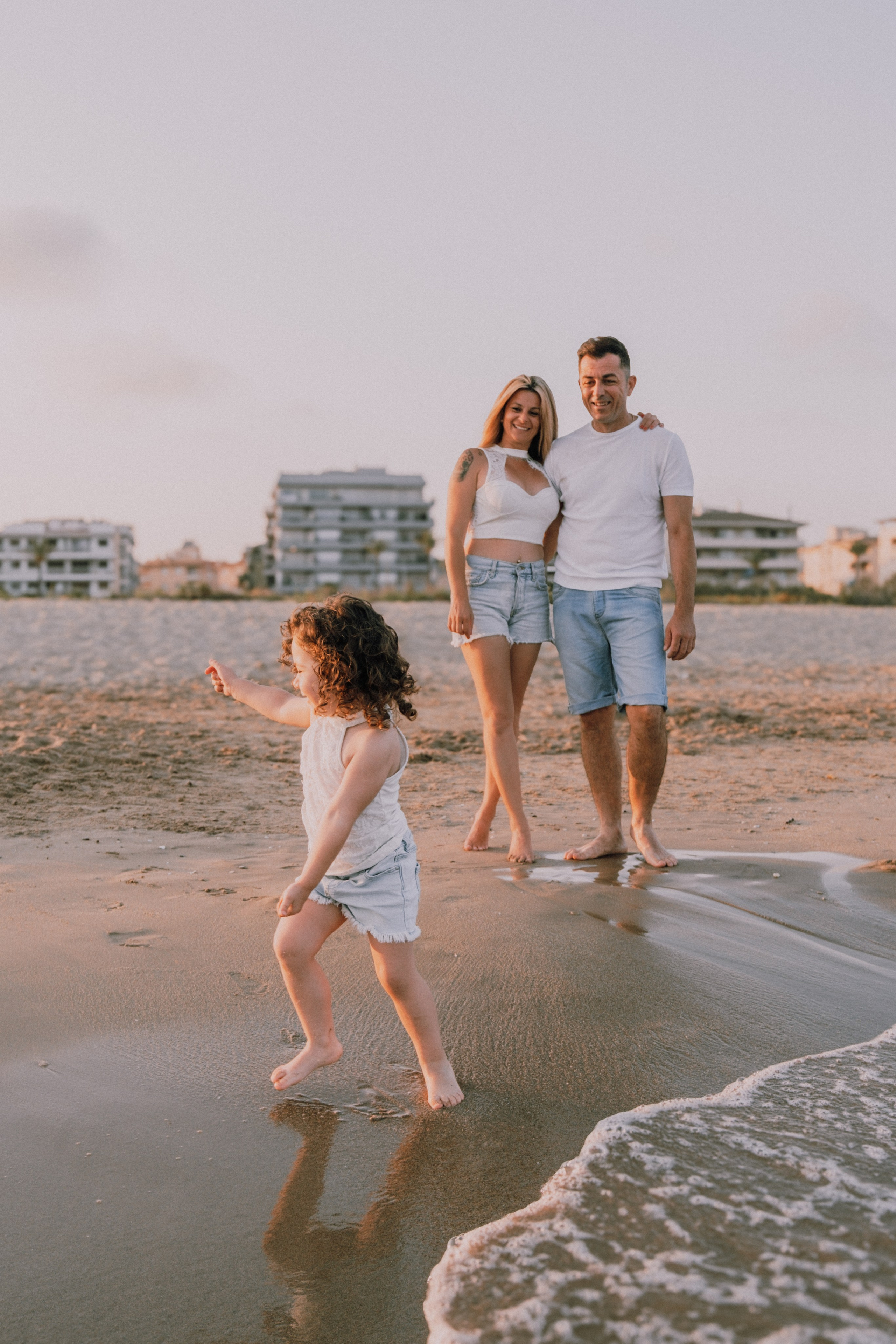 Sesión familiar en la playa. Fotografía profesional en Calafell - Elena Medvedeva