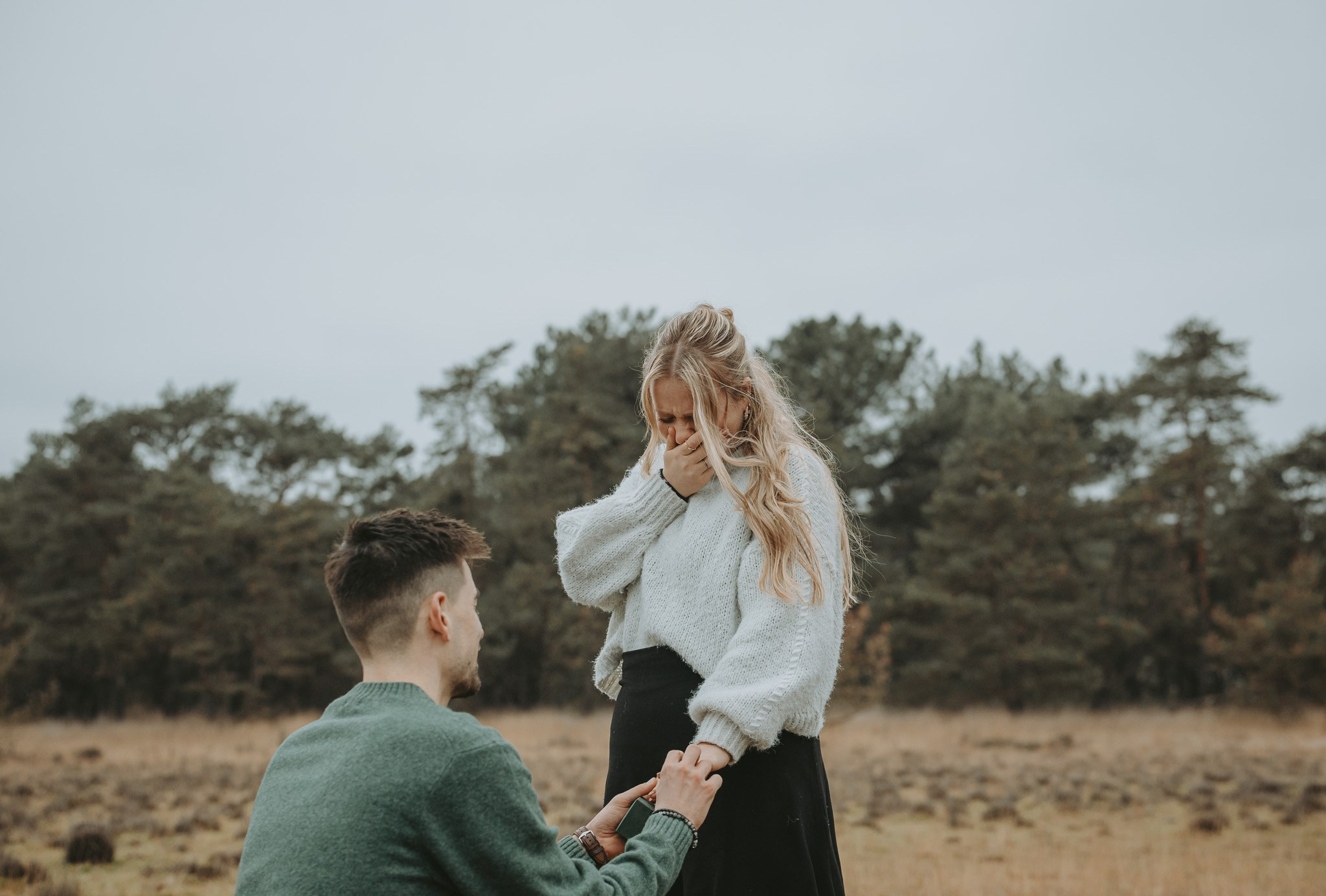 Liefdevolle blik tussen Amy en Berre in natuur - Kapture Fotografie