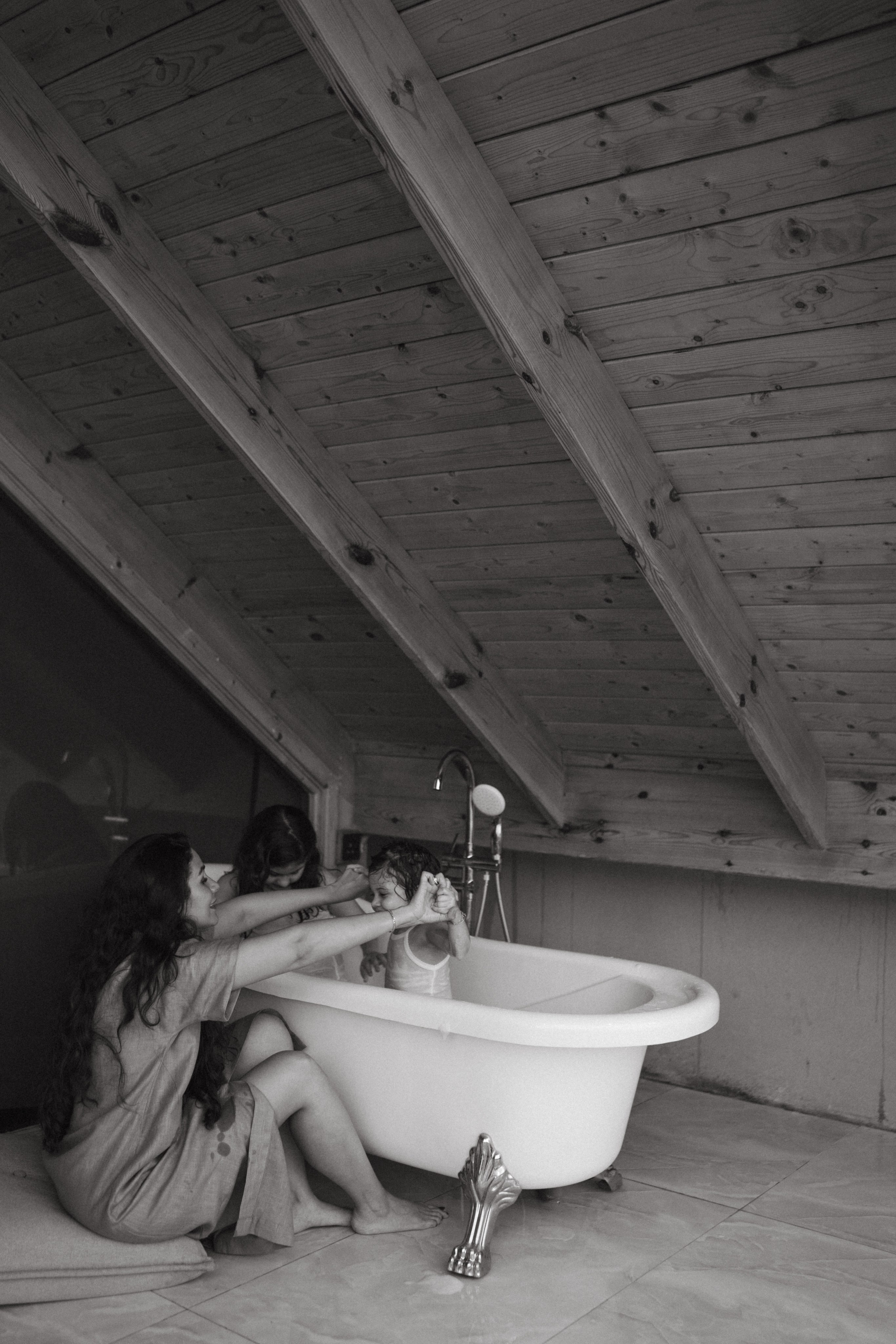 Amnah with daughters. Family photographer in Saudi Arabia