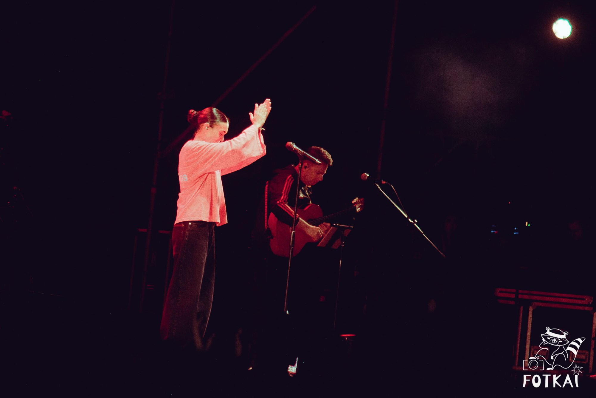 Marta Santos — Fotos del concierto en Alicante 2026: pop flamenco en El Muelle Live | FOTKAI