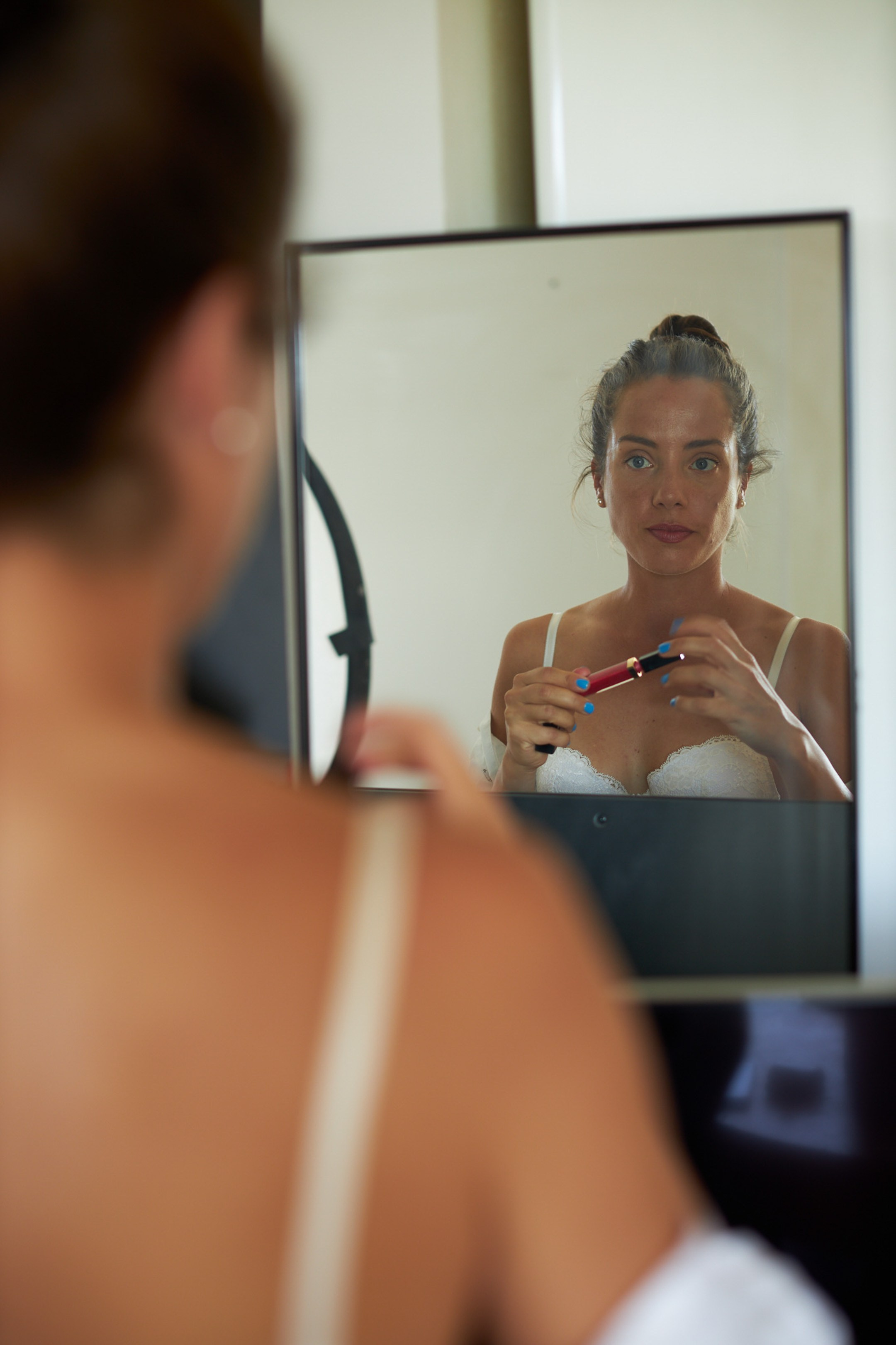 Backstage portrait of a young lady in front of a makeup mirror - photographer Andrey Dunin