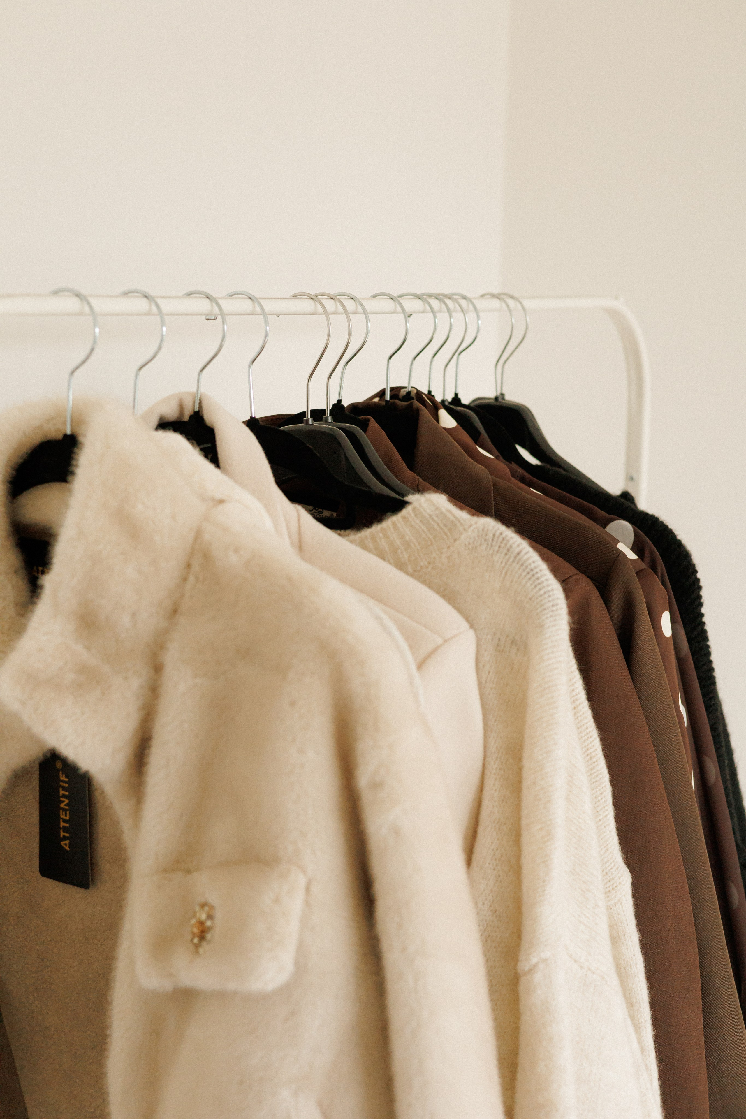 Capi appesi in esposizione — fotografia per catalogo e-commerce a Legnano.