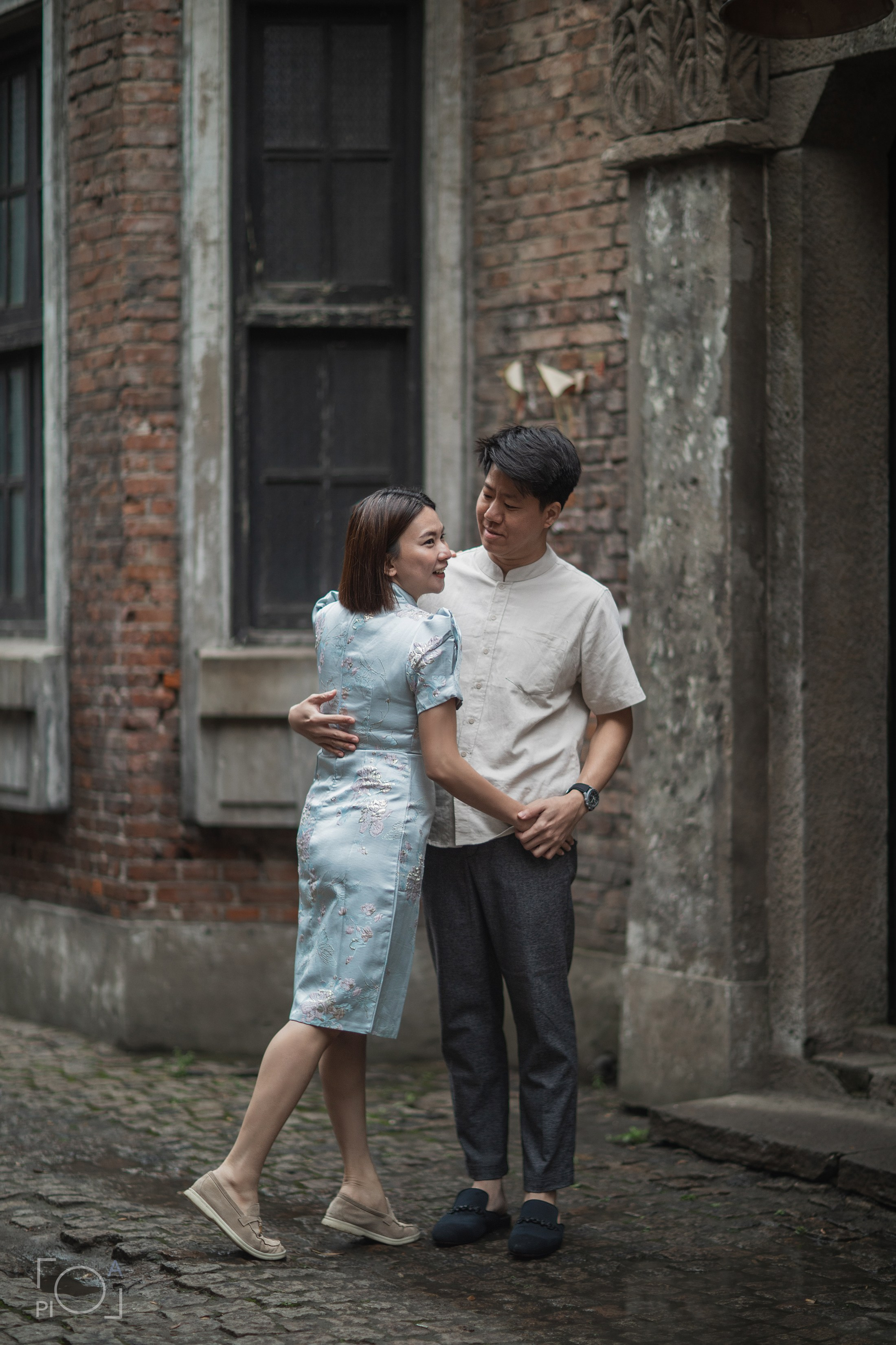 Shanghai 1930s retro photo shoot at Shanghai photo studio. Family photo shoot in Chinese retro style. 