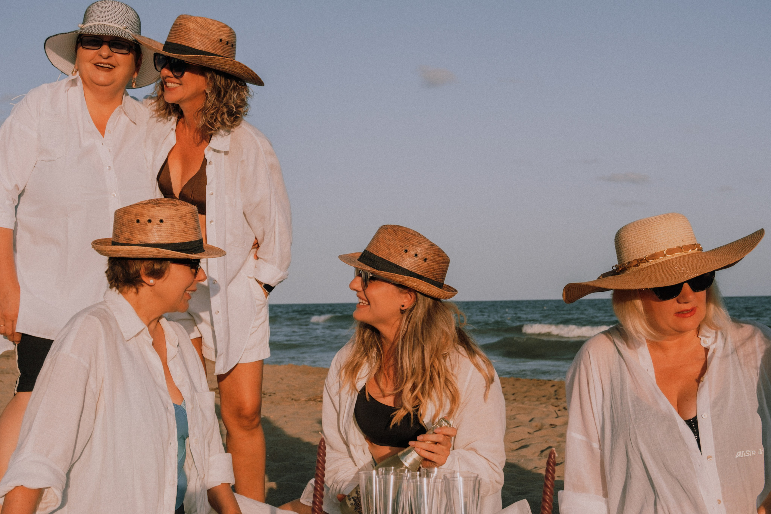 Sesión de amigas en la playa. Fotografía profesional en Calafell - Elena Medvedeva