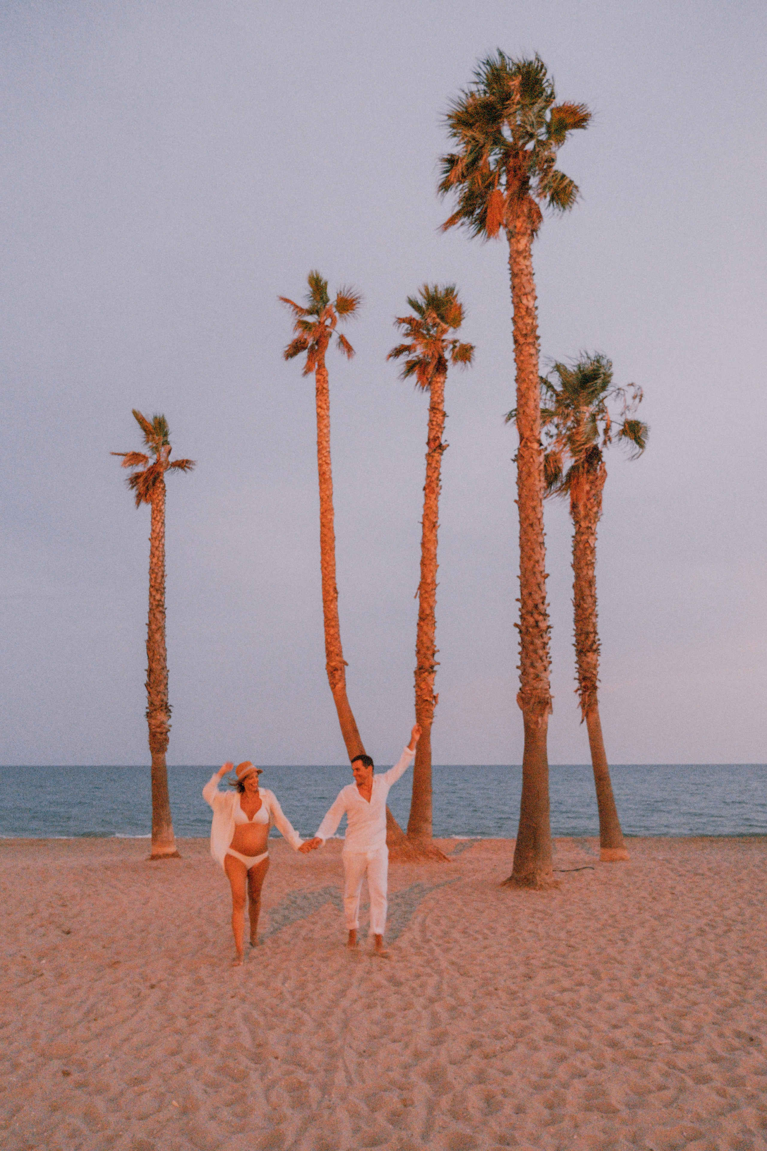 Sesión embarazo en la playa. Fotografía profesional en Calafell - Elena Medvedeva