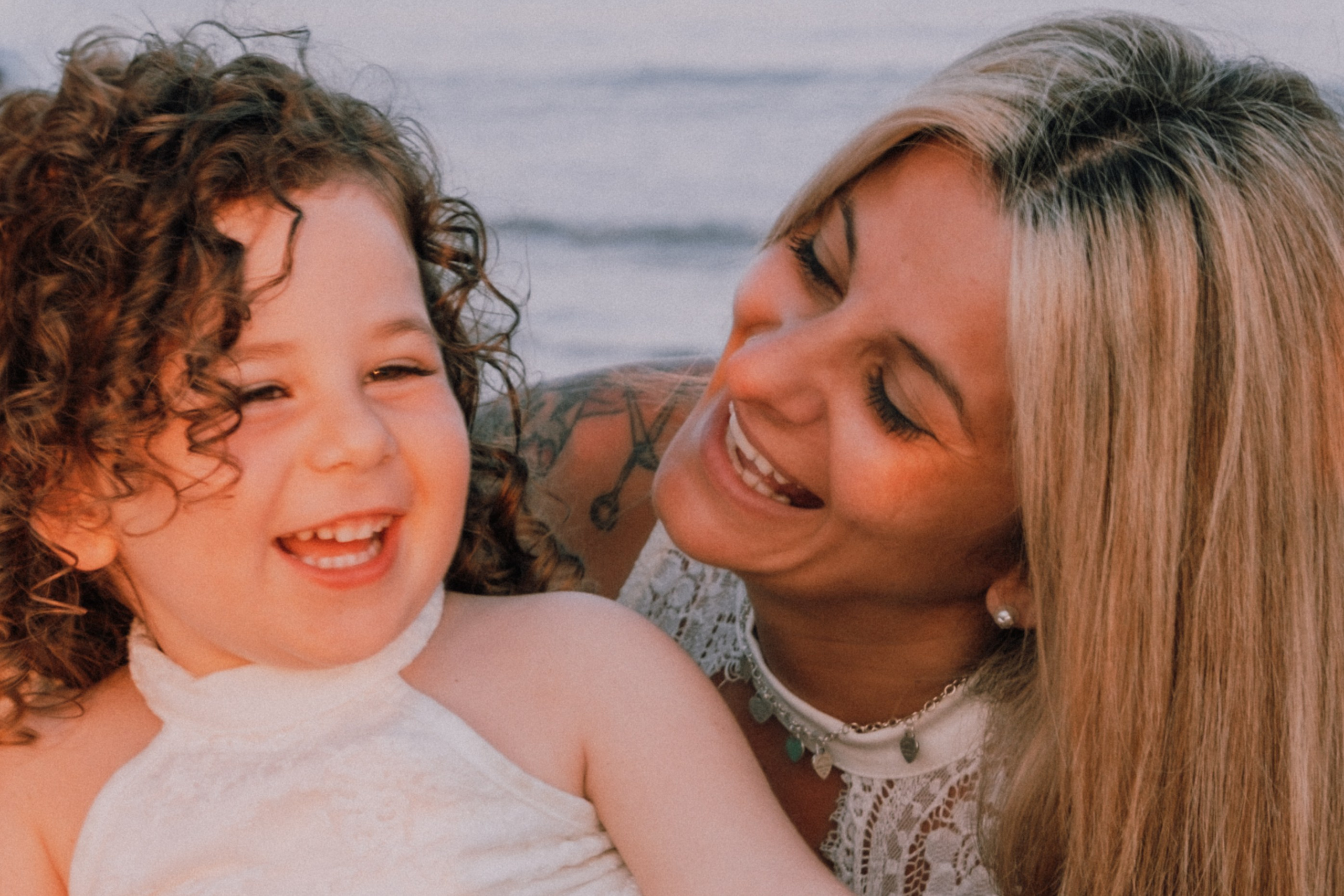 Sesión familiar en la playa. Fotografía profesional en Calafell - Elena Medvedeva