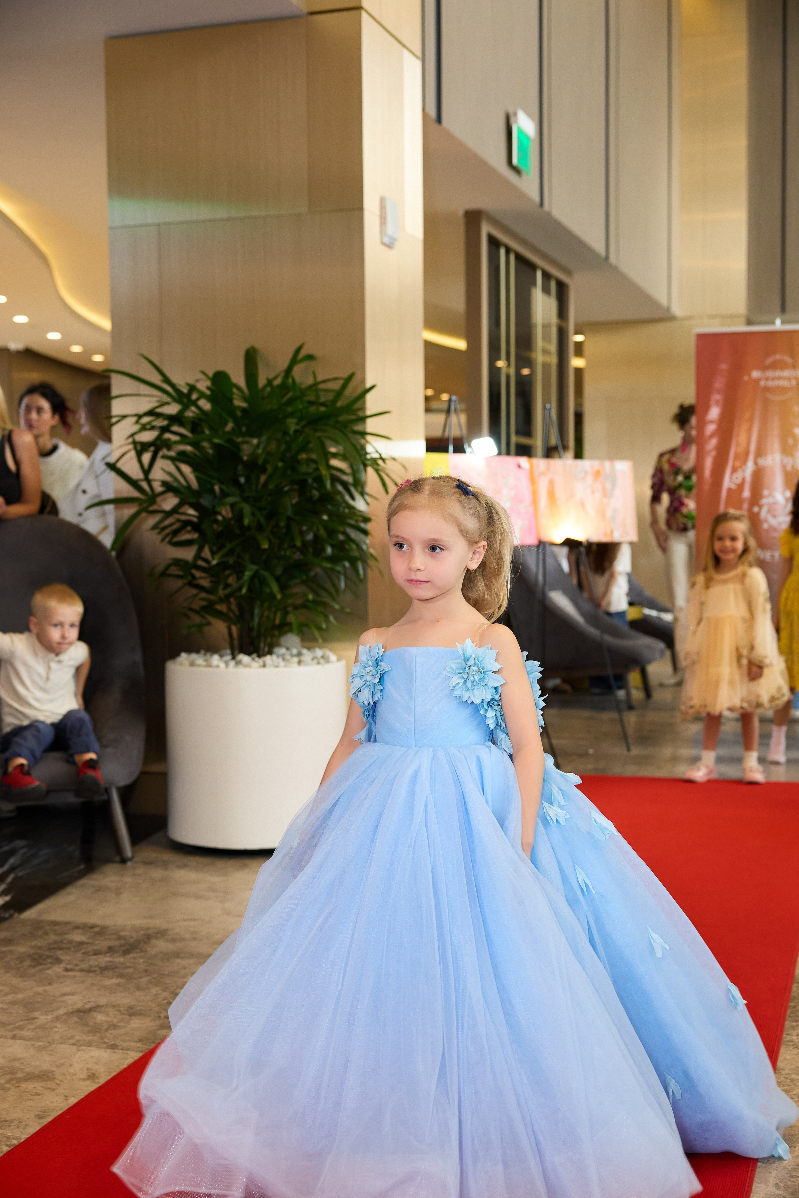 Авторская благотворительная художественная выставка Дианы Бортник. Фотограф Юлия Маковеева