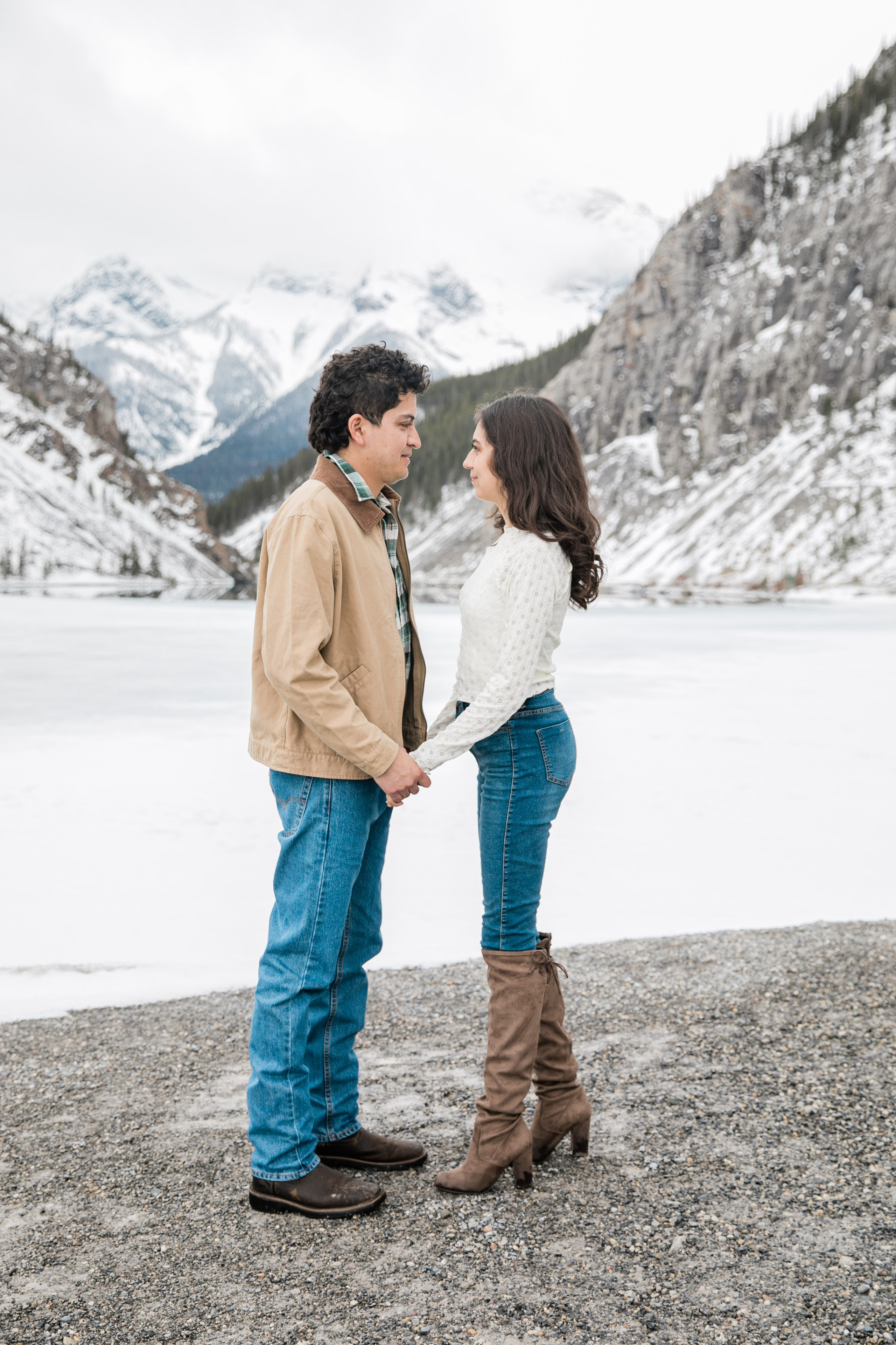 Jorge & Isabel — Canmore. Fotografía accesible en Calgary