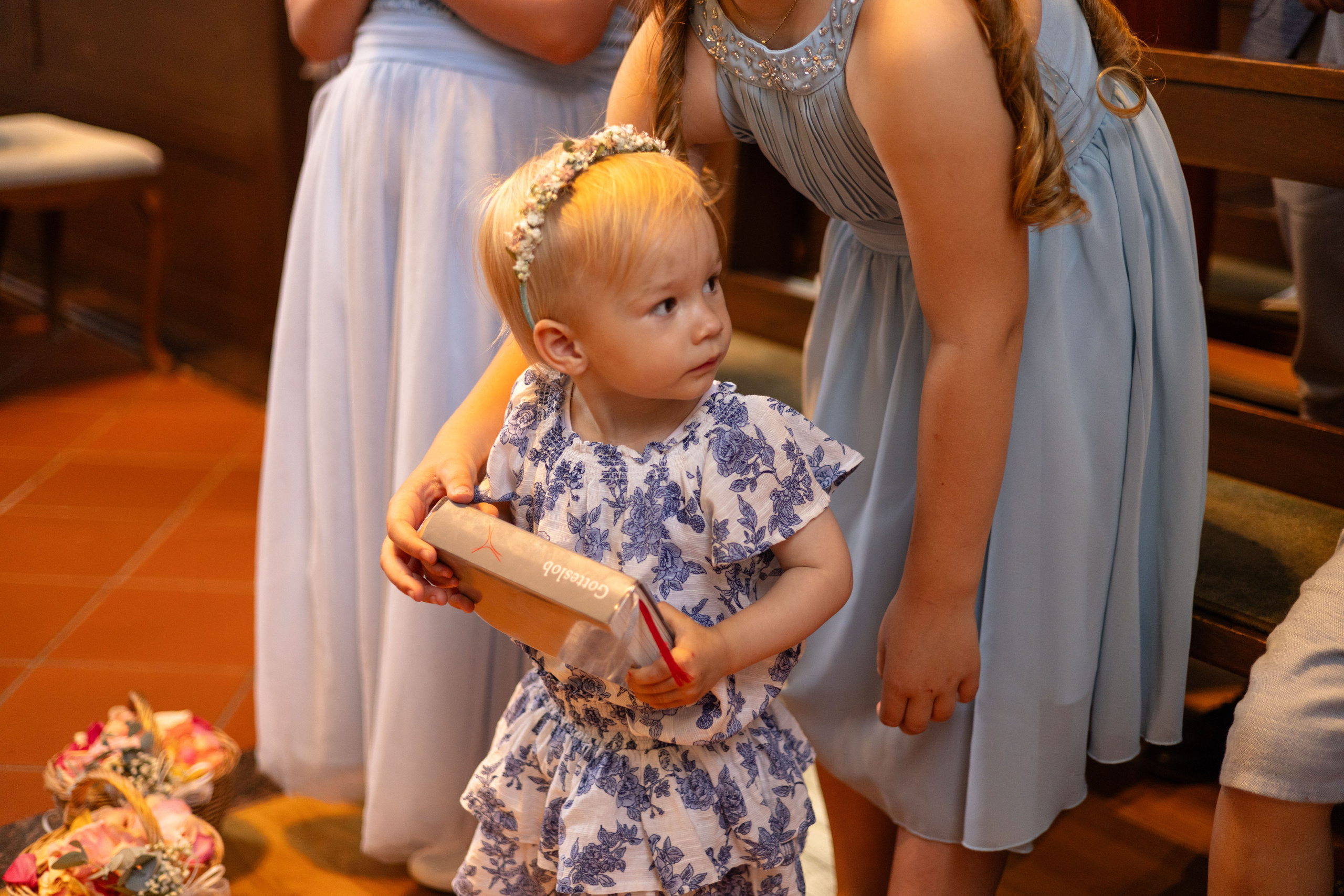 Fotografie und Video der Hochzeit in Schwagsdorf: Brautpaar im Fokus während der Trauung.“
