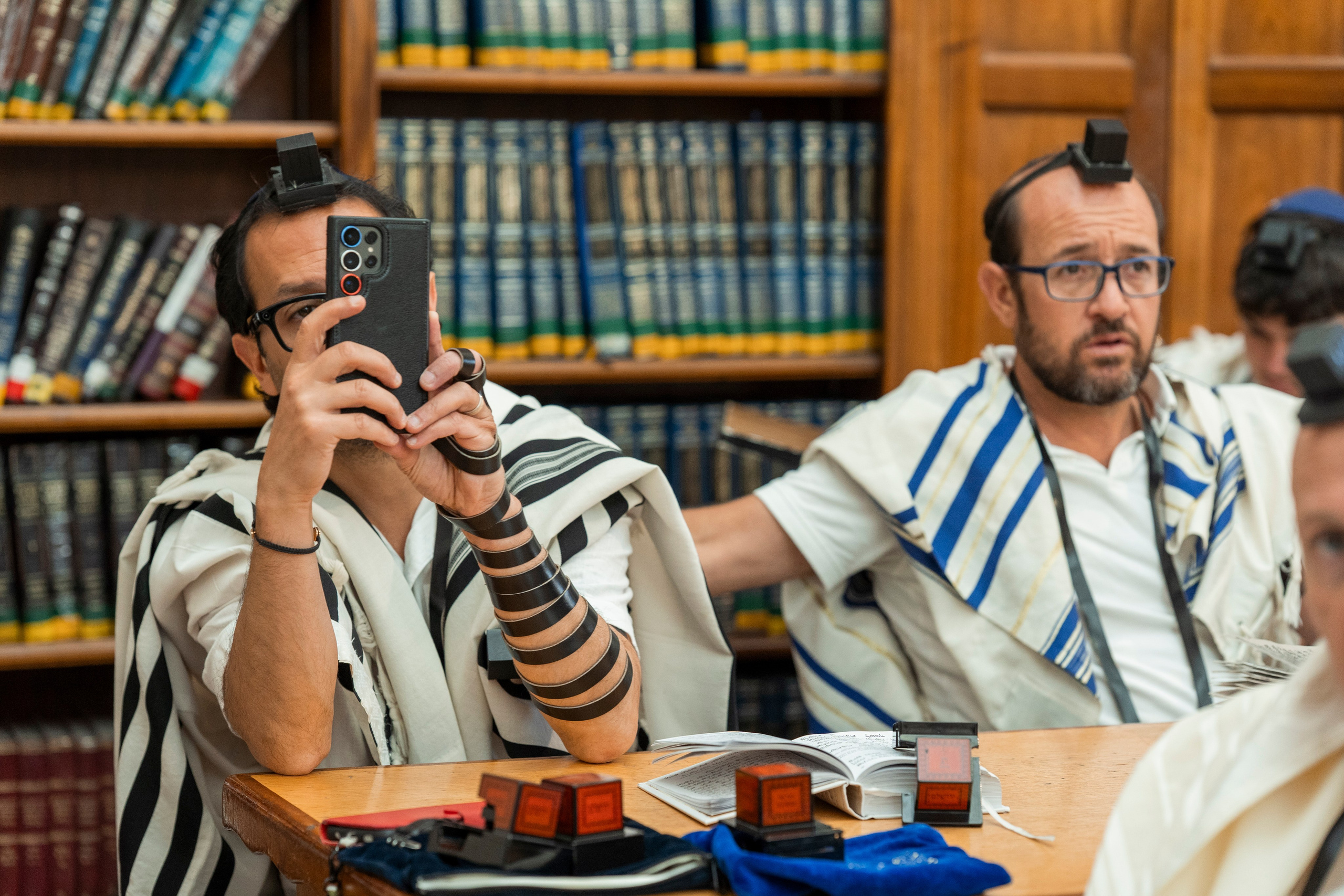 הנחת התפילין רפאל לוי. יוסף מזרחי צילום חתונה, ברית וזוגיות. צלם מקצועי שאוהב להוציא אתכם הכי יפים ברגעים הכי מרגשים