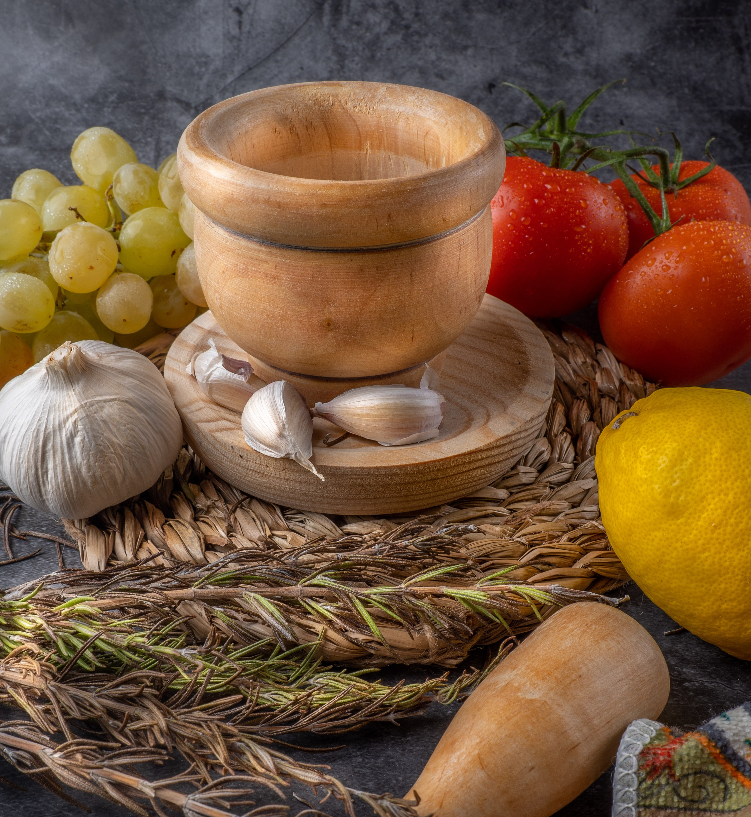 Imagen de comida cuidadosamente emplatada sobre fondo oscuro, capturando detalles y contraste visual.