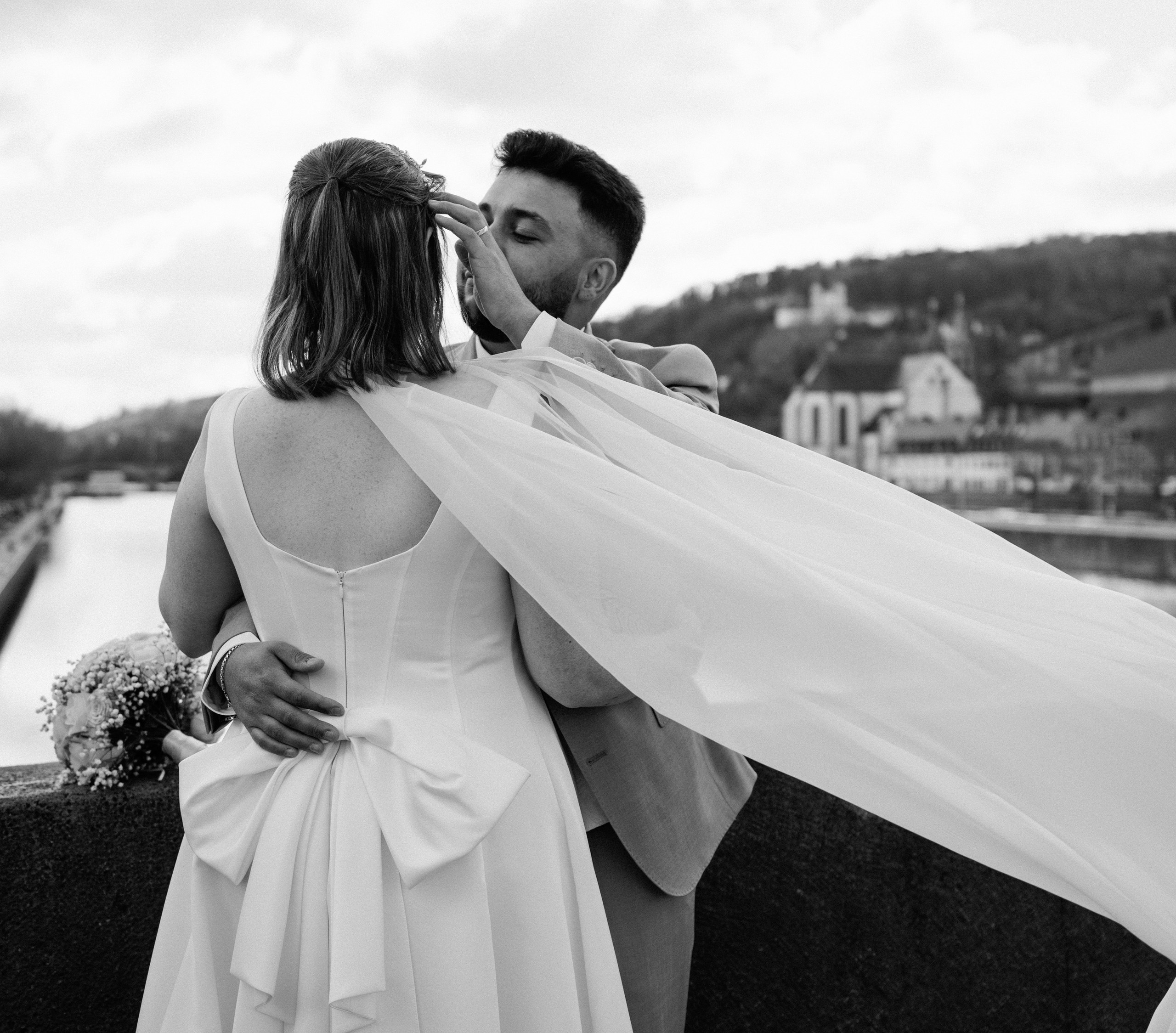 Hochzeitsfotograf Würzburg – Standesamt & Alte Mainbrücke Hochzeit. Hochzeitsfotografin Würzburg & Unterfranken | Anna Saribekyan
