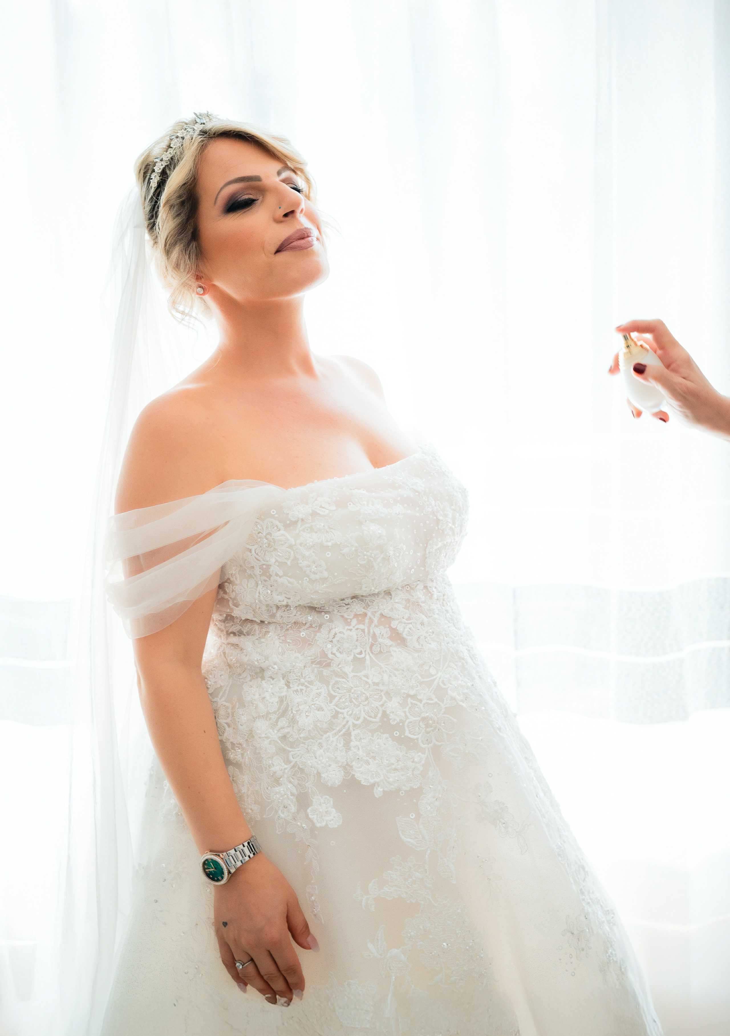 Domnisoare de onoare o dadea cu parfum pe mireasa