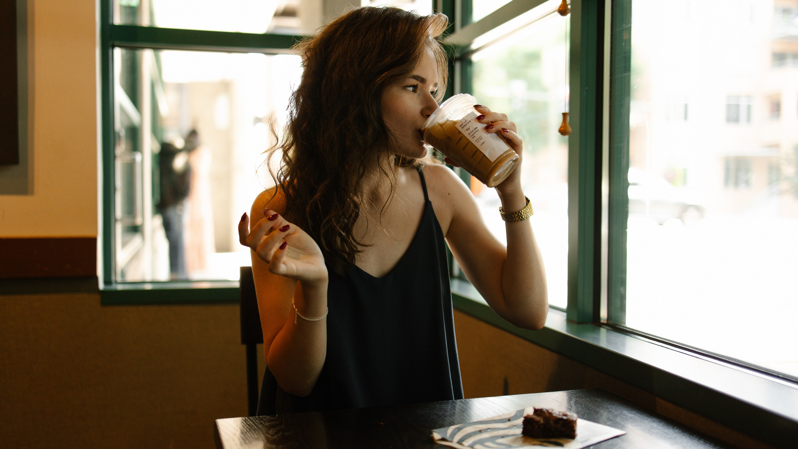 In the Quiet of City Chaos. Family photographer Oregon — Washington