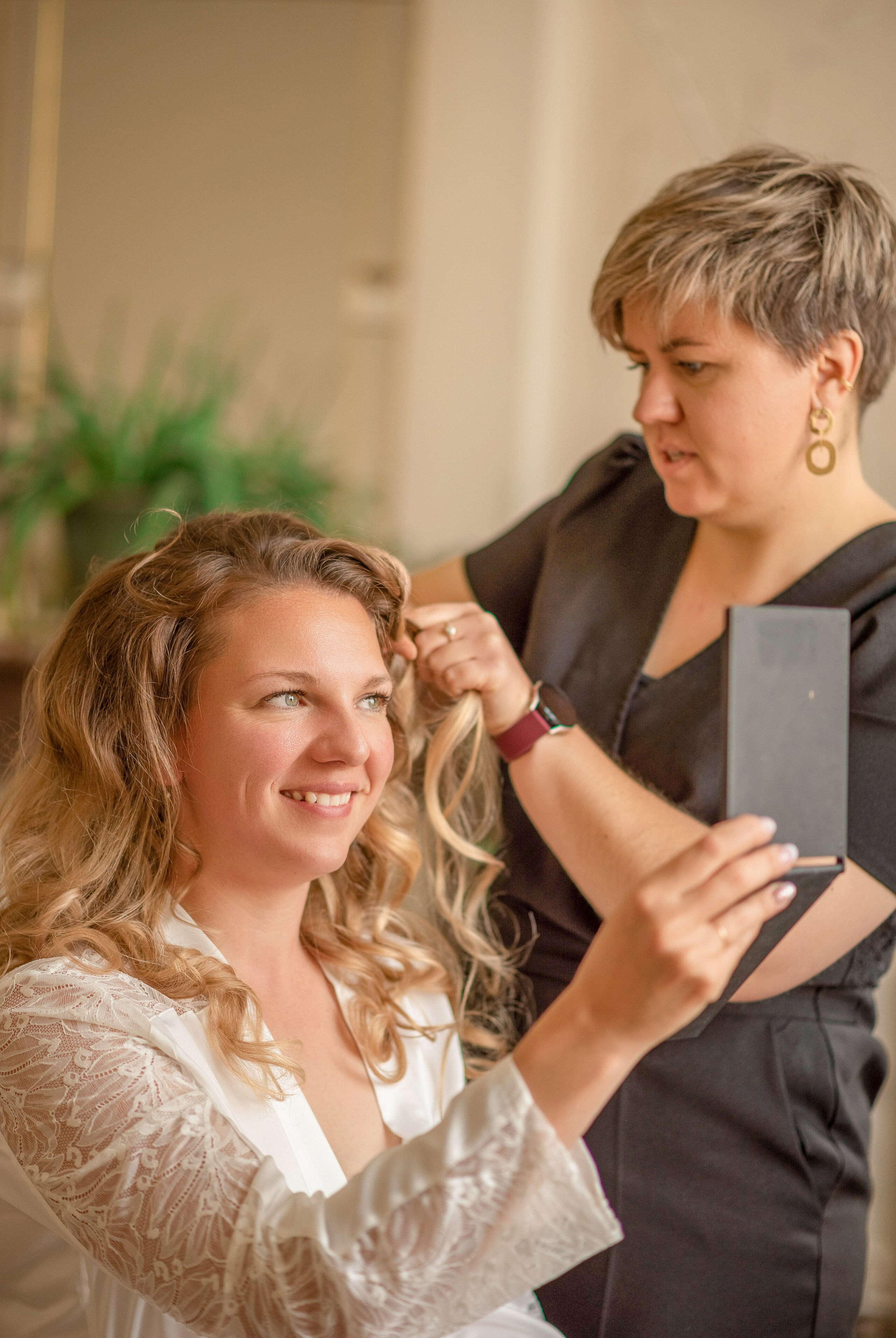 Préparatifs de la mariée par photographe à l’hôtel Le Meurice, Paris