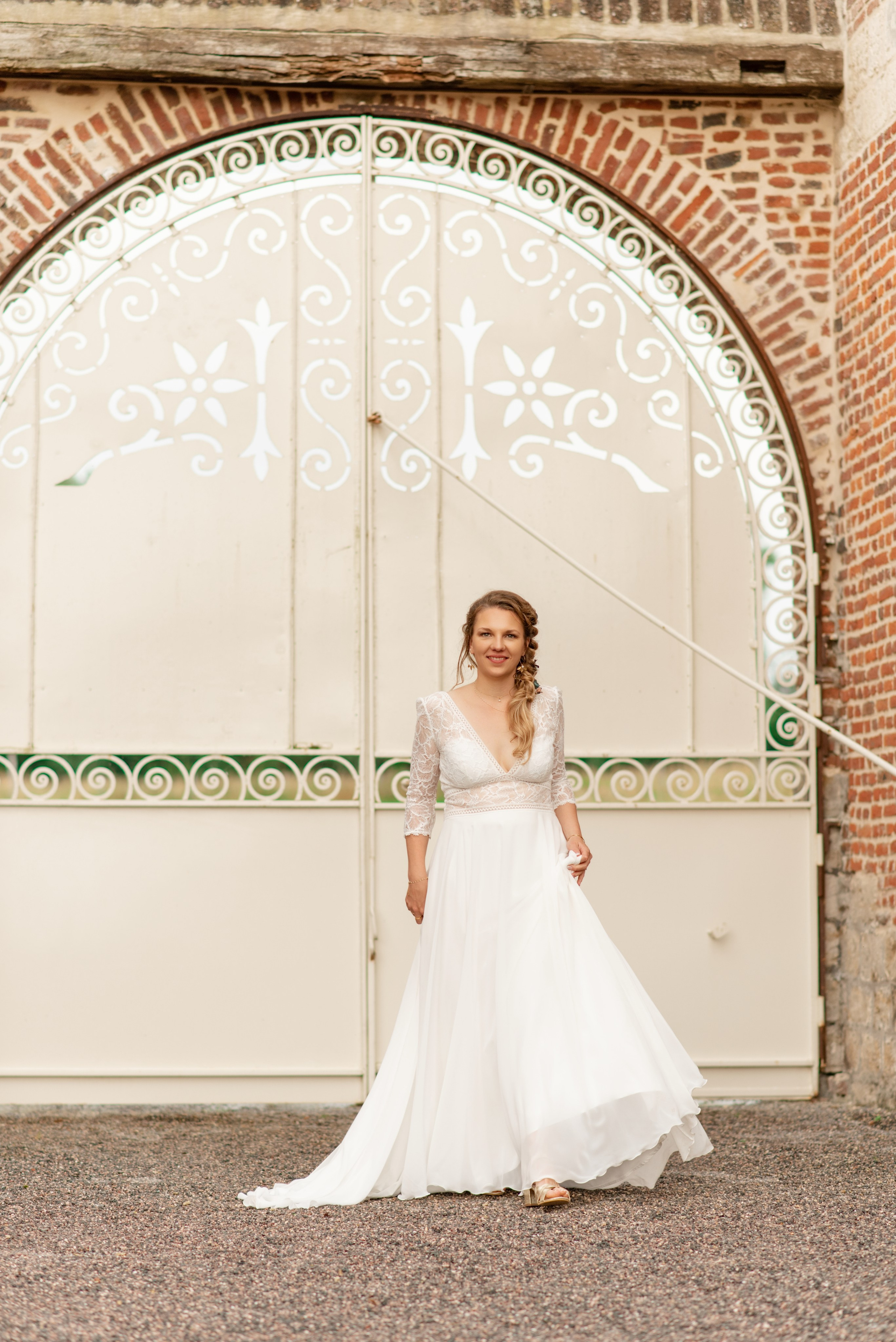 Shooting mariage : mariés posant dans salon ancien décoré à Lille