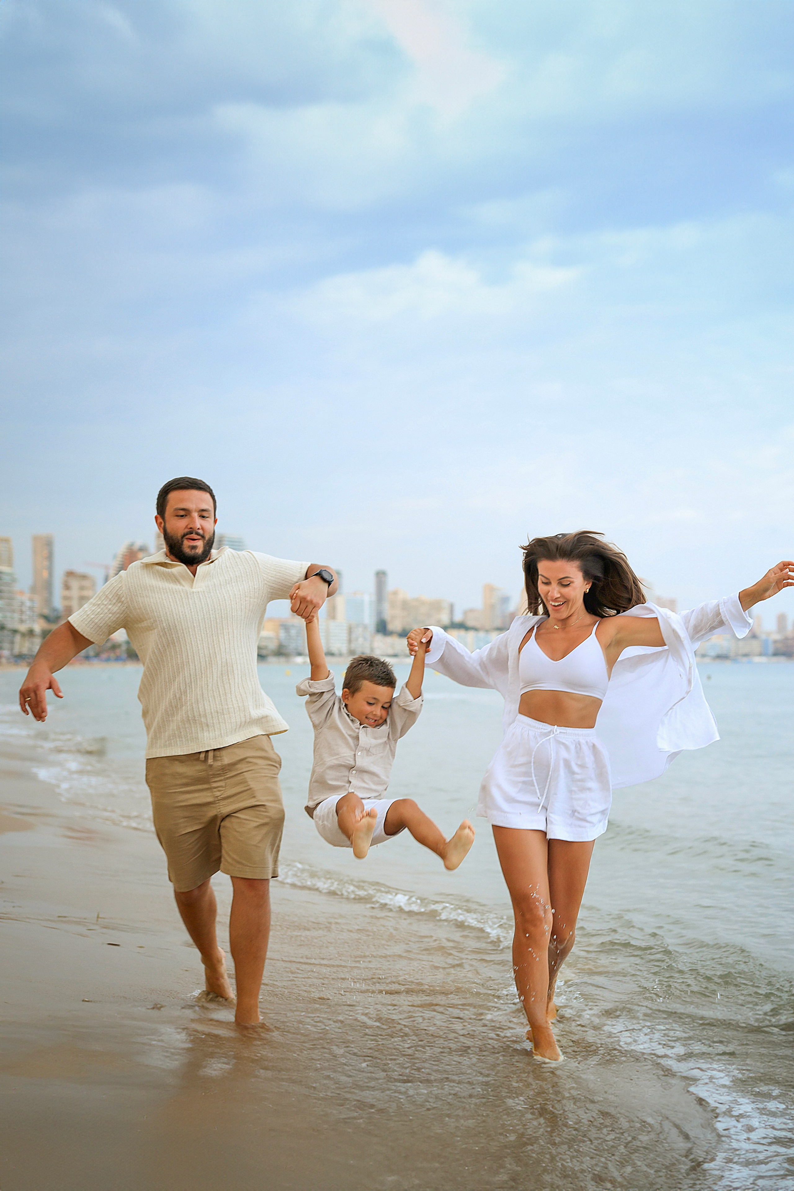 Красивая фотосессия в ожидании малыша на пляже Виллахойосе на Коста Бланке. 