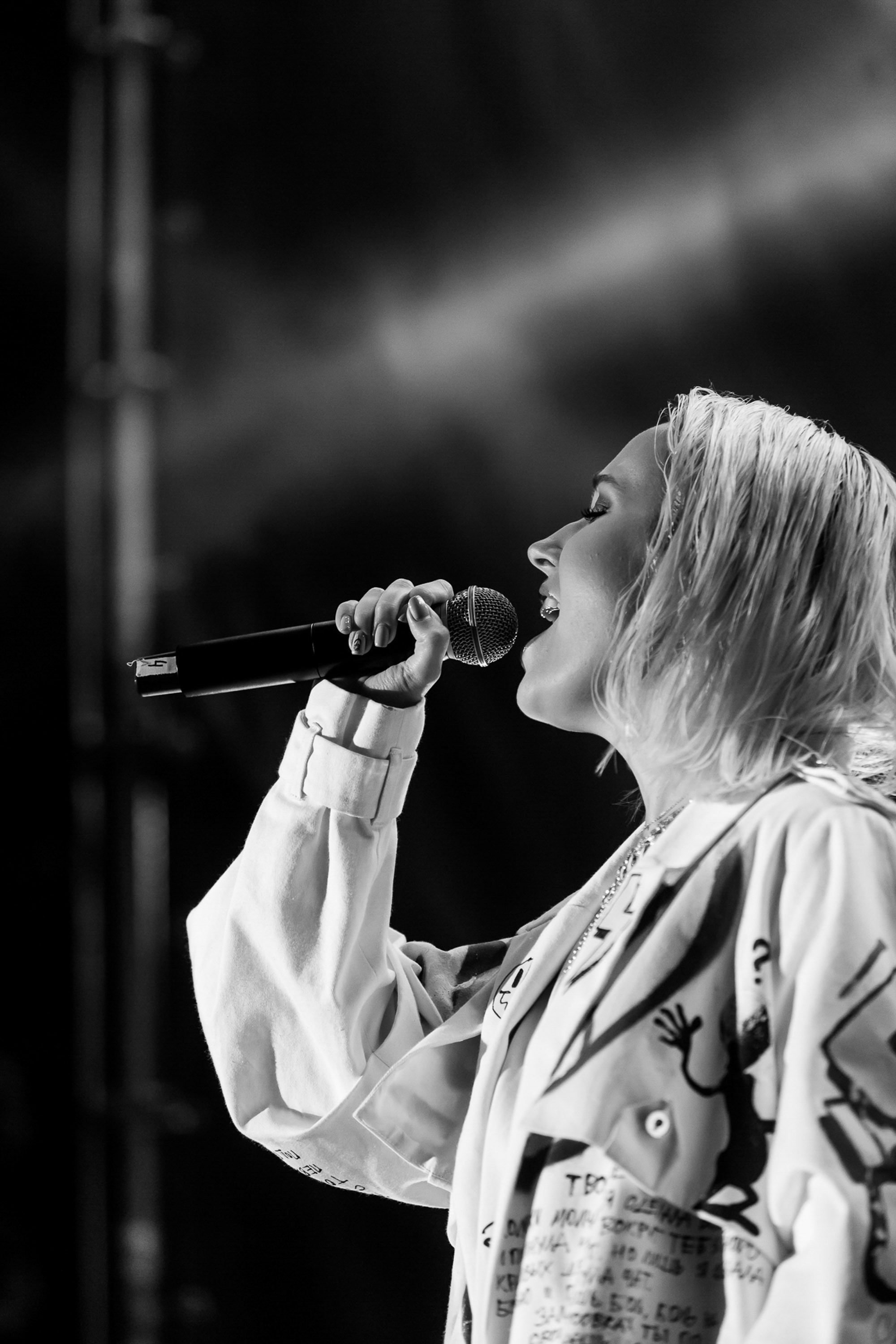 Black and white photo of female singer performing