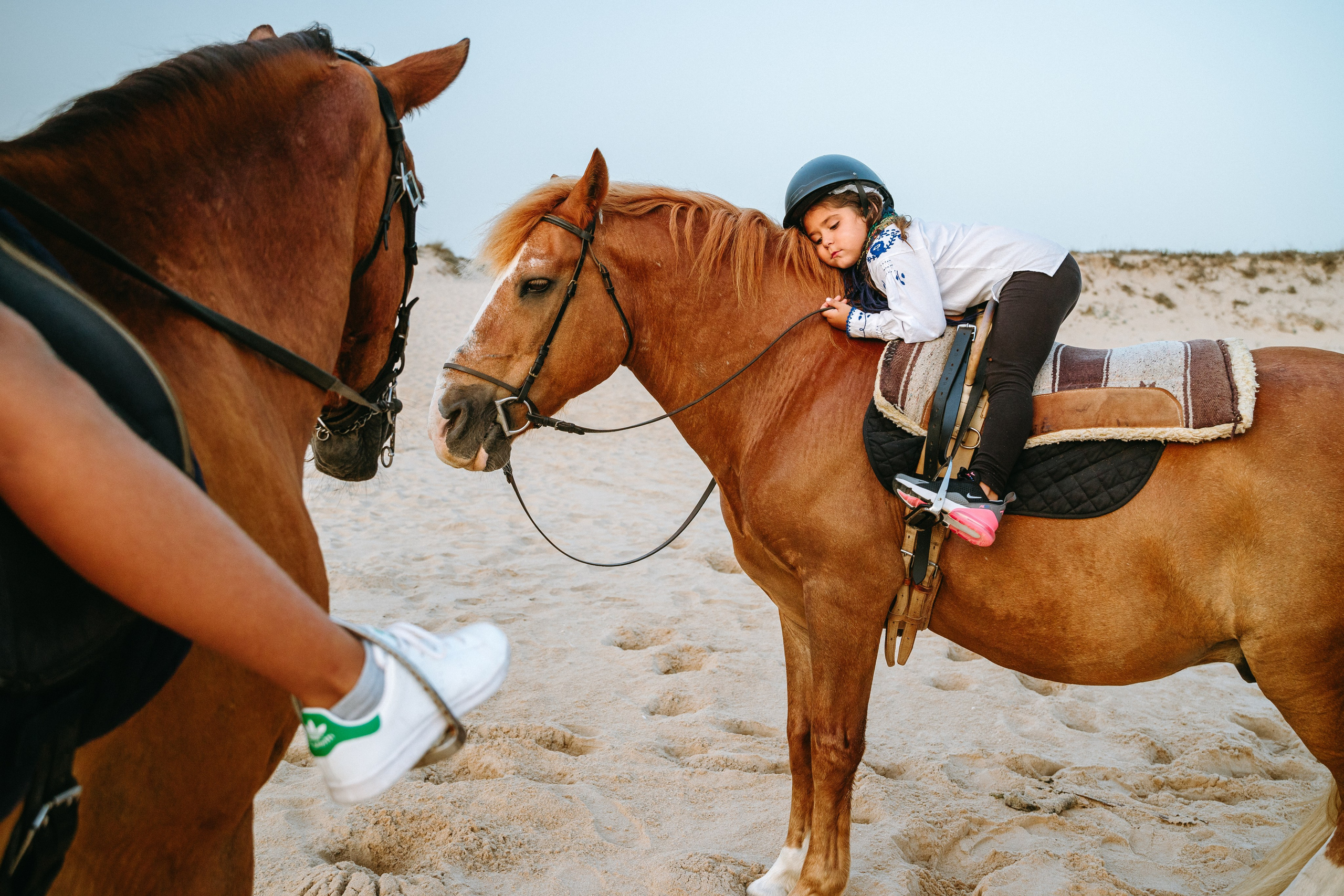Marlene & Tiago com filhos. Passeios a Cavalo na Praia Peniche | Eco Salgados Agroturismo