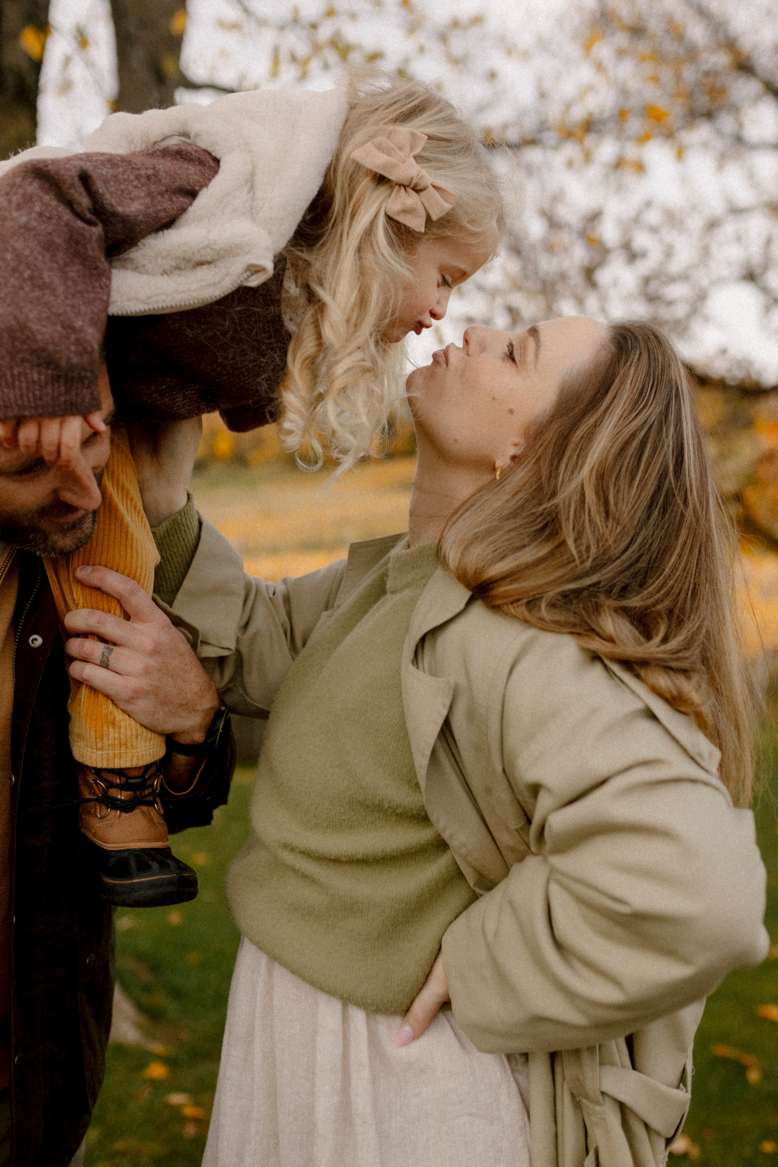Under the Tree. Polina Sobol — family & documentary photographer in Bern. Outdoor & urban photo sessions for families, kids and couples
