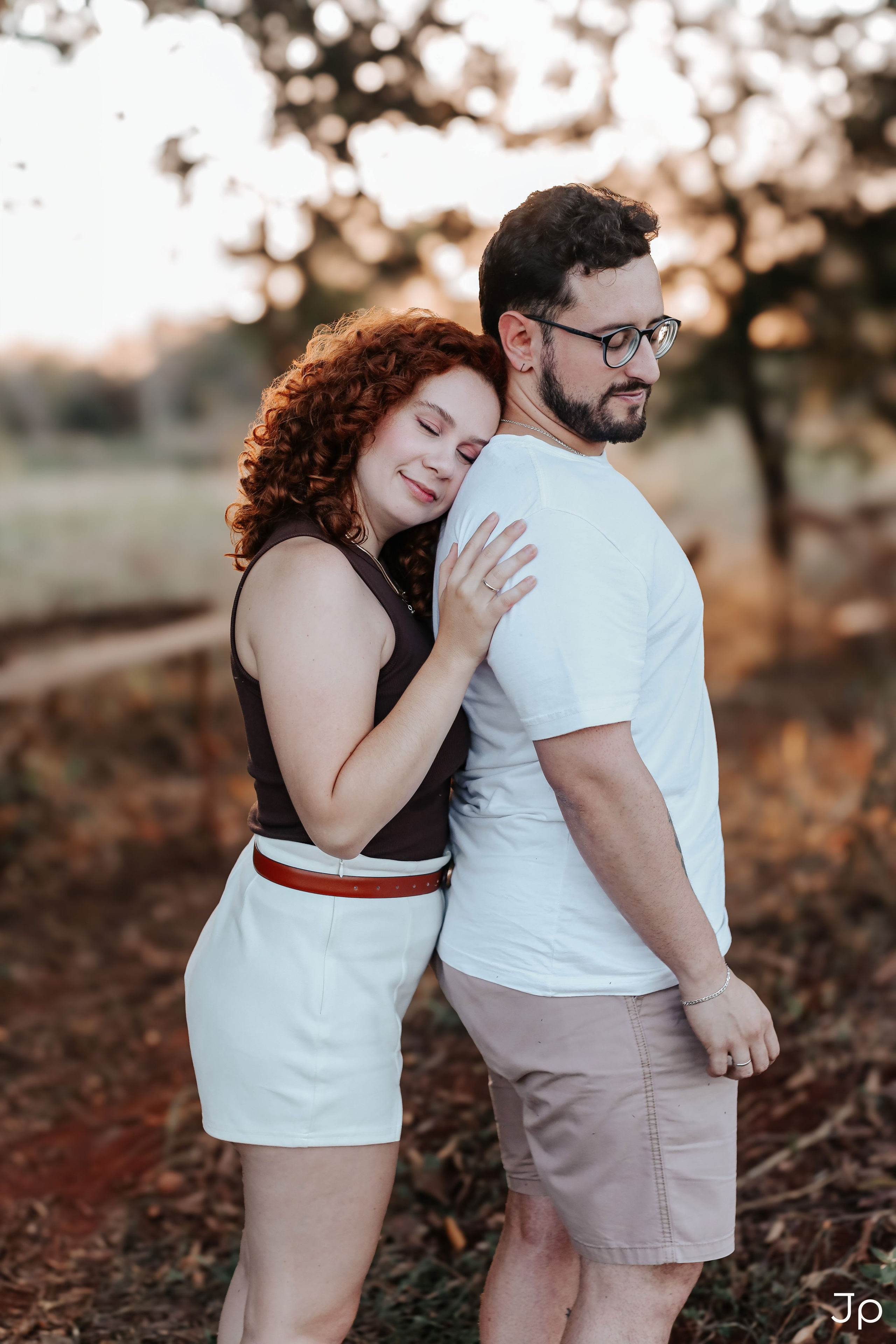 Ela encosta a cabeça nele com um sorriso leve.