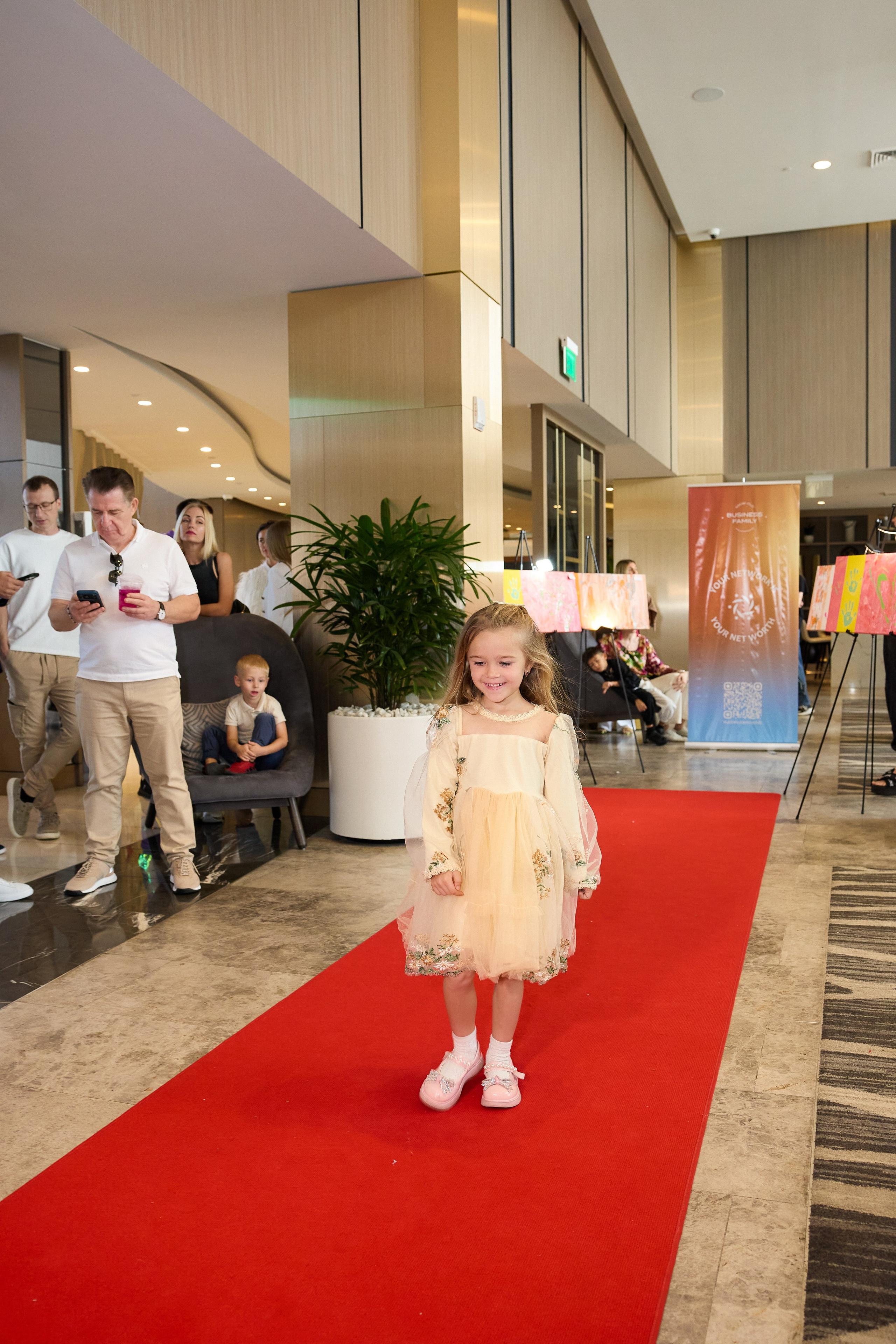 Авторская благотворительная художественная выставка Дианы Бортник. Фотограф Юлия Маковеева