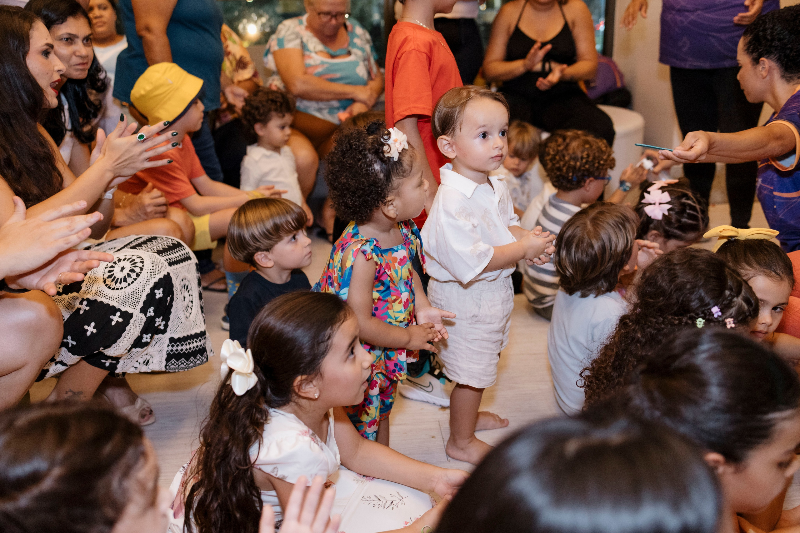 Crianças dançando durante o show