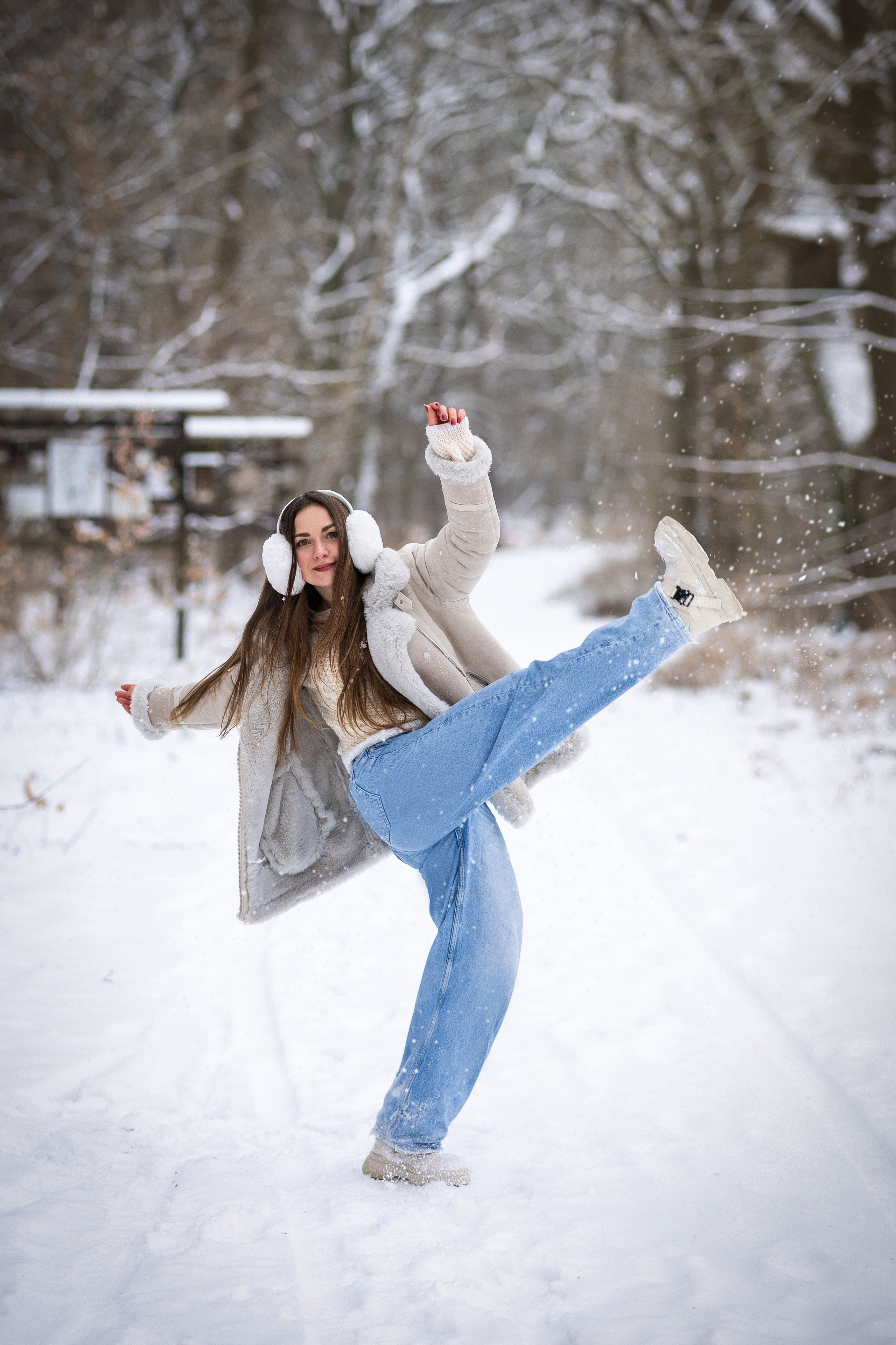 Zartes Frauenportrait im Winterwald