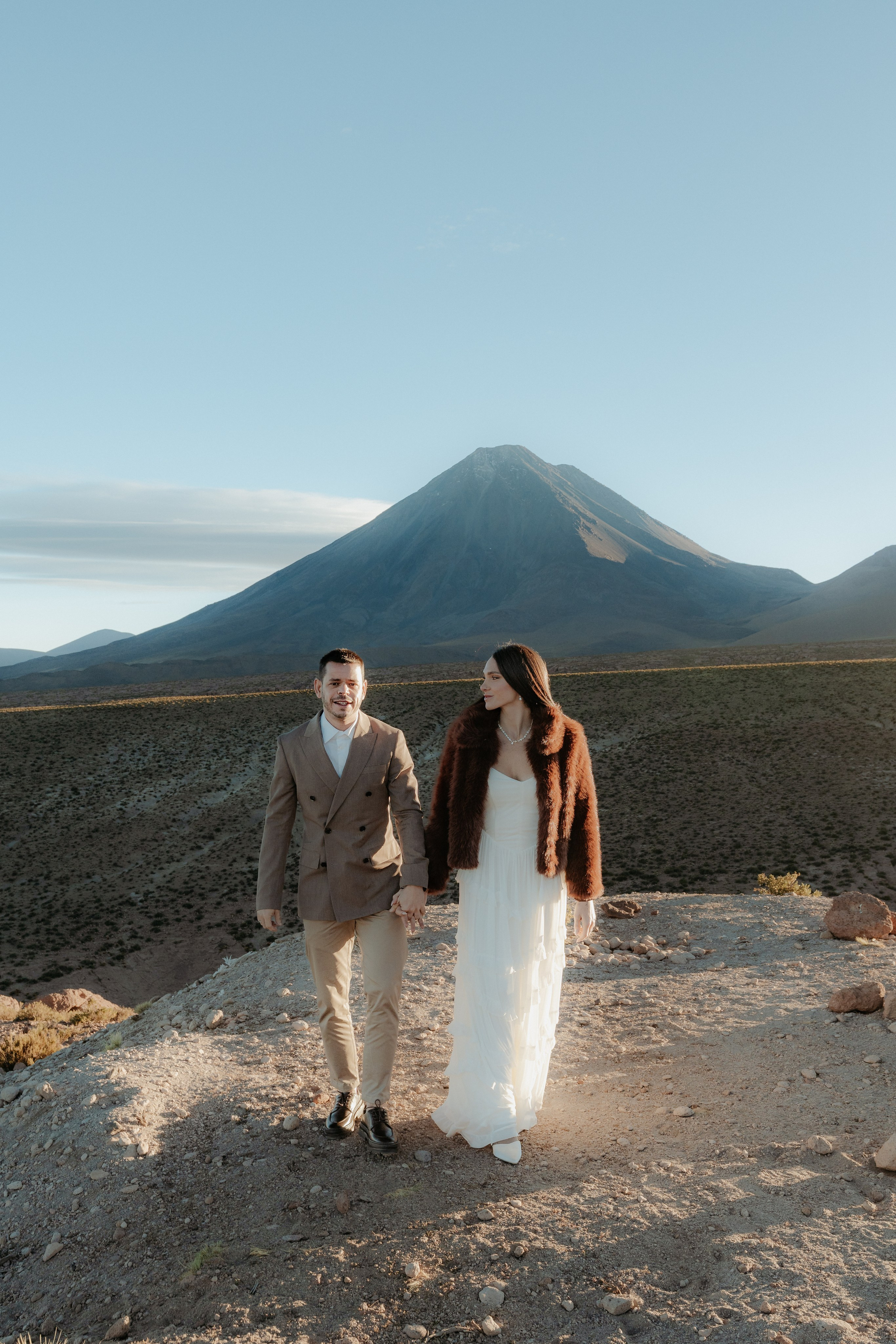 Pre-wedding no mirante do vulcão Licancabur. Photographer in San Pedro de Atacama