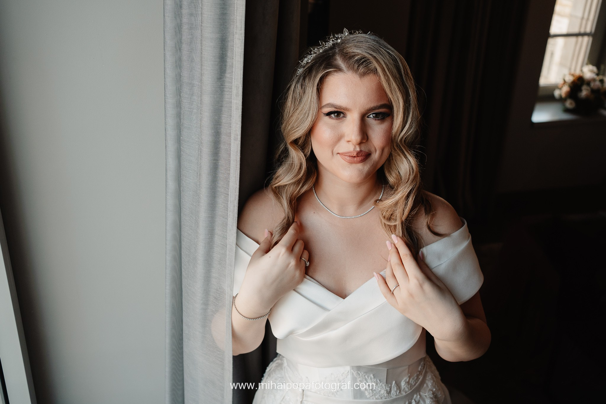 Moment emoționant între miri în ziua nunții, surprins într-un cadru natural și romantic, la Daimon Events. Fotografie de nuntă profesională, editată artistic pentru a evidenția emoția și eleganța evenimentului.