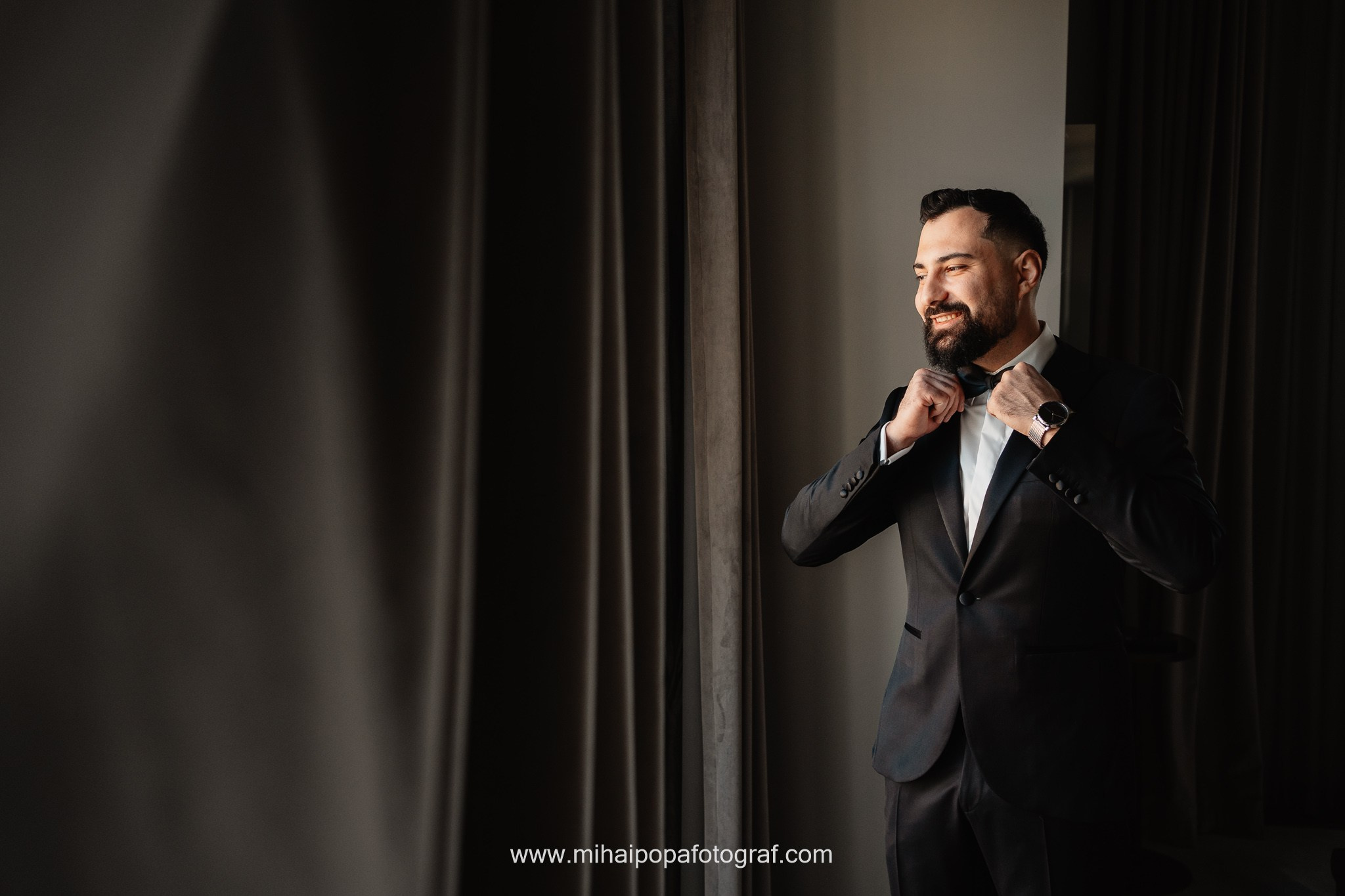 Moment emoționant între miri în ziua nunții, surprins într-un cadru natural și romantic, la Daimon Events. Fotografie de nuntă profesională, editată artistic pentru a evidenția emoția și eleganța evenimentului.