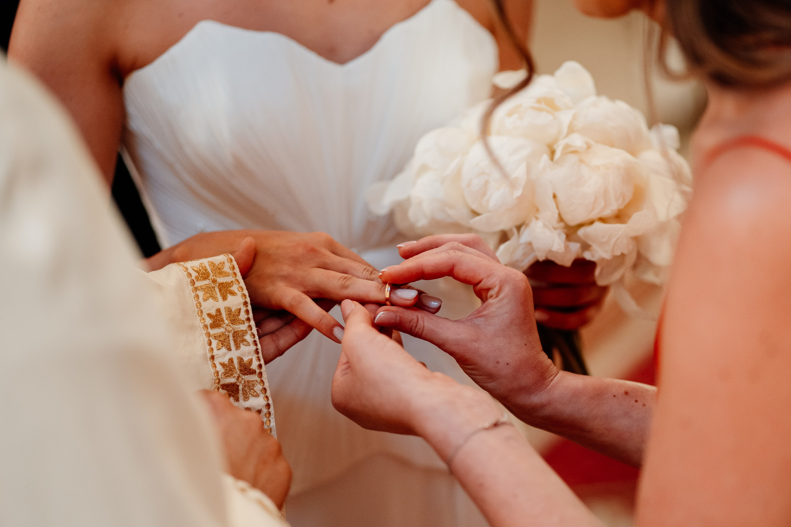 Moment emoționant între miri în ziua nunții, surprins într-un cadru natural și romantic, la Bokka Buftea. Fotografie de nuntă profesională, editată artistic pentru a evidenția emoția și eleganța evenimentului.