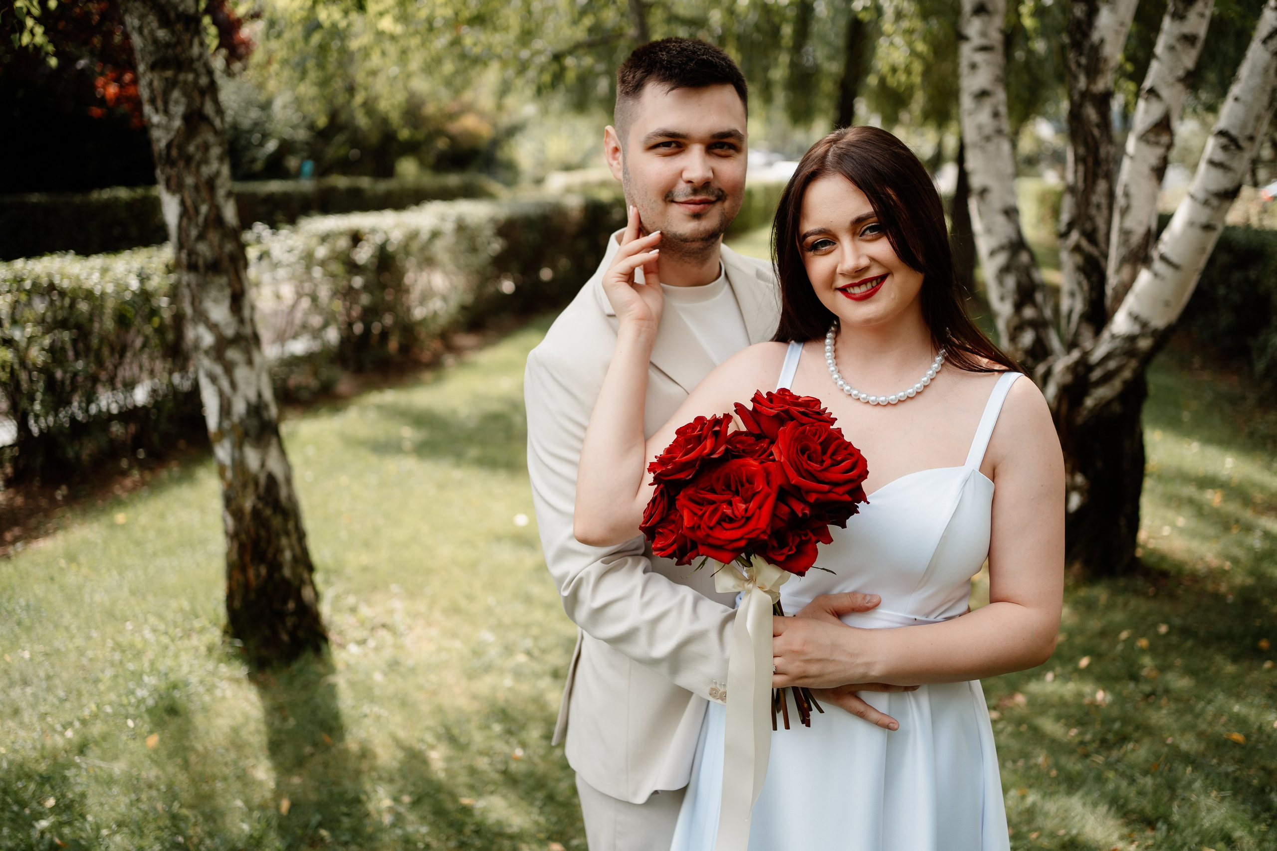 Miri fericiți în fața oficiului stării civile din Ilfov, celebrând începutul unei noi vieți împreună. Fotografie de cununie civilă, capturând naturalețea și bucuria momentului special.