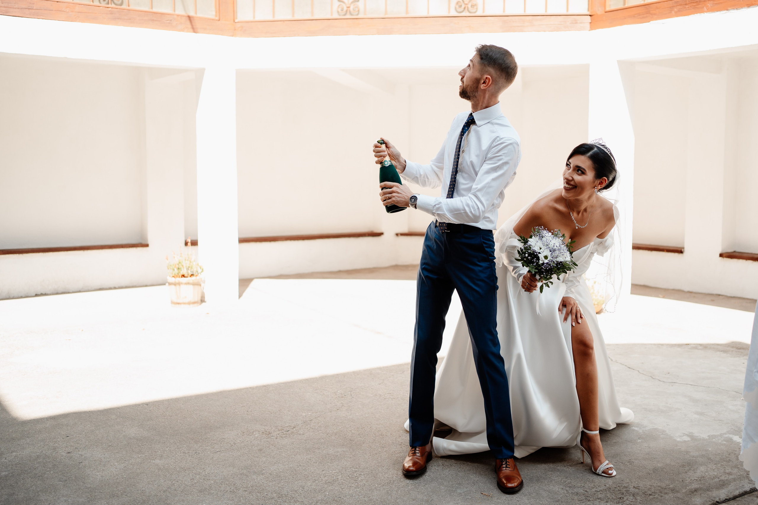 Moment emoționant între miri în ziua nunții, surprins într-un cadru natural și romantic, in Bucuresti. Fotografie de nuntă profesională, editată artistic pentru a evidenția emoția și eleganța evenimentului.