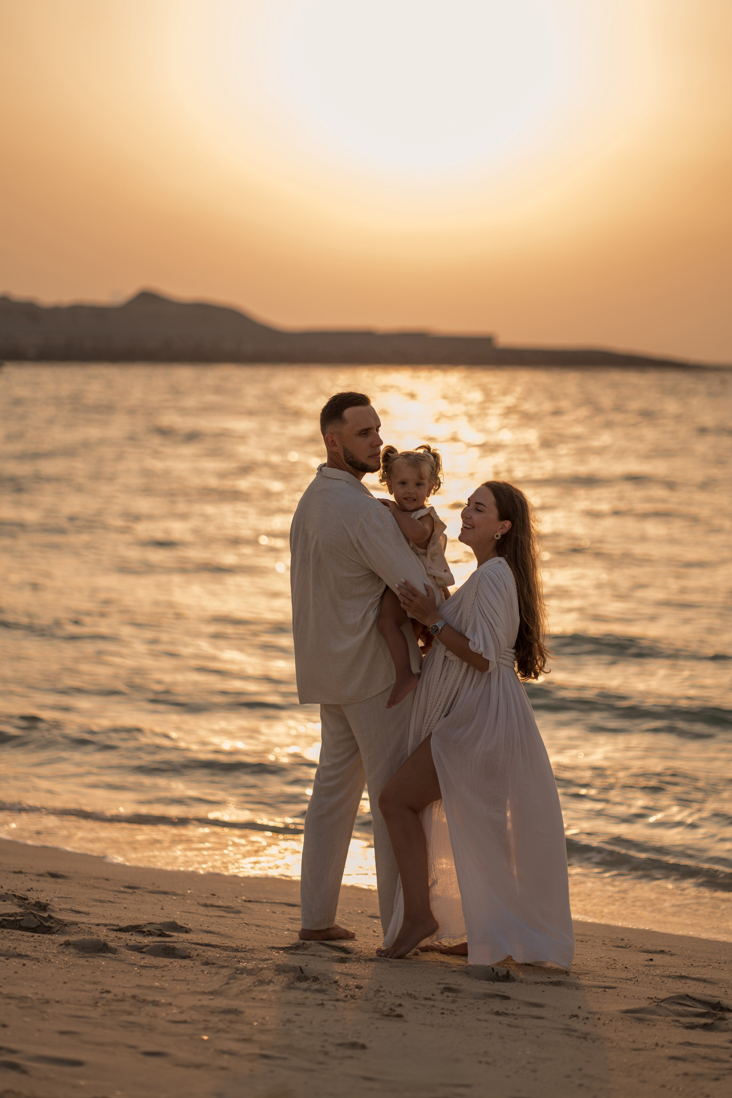 Golden hour, growing love. Angela Iakovleva — Family Photographer in Dubai