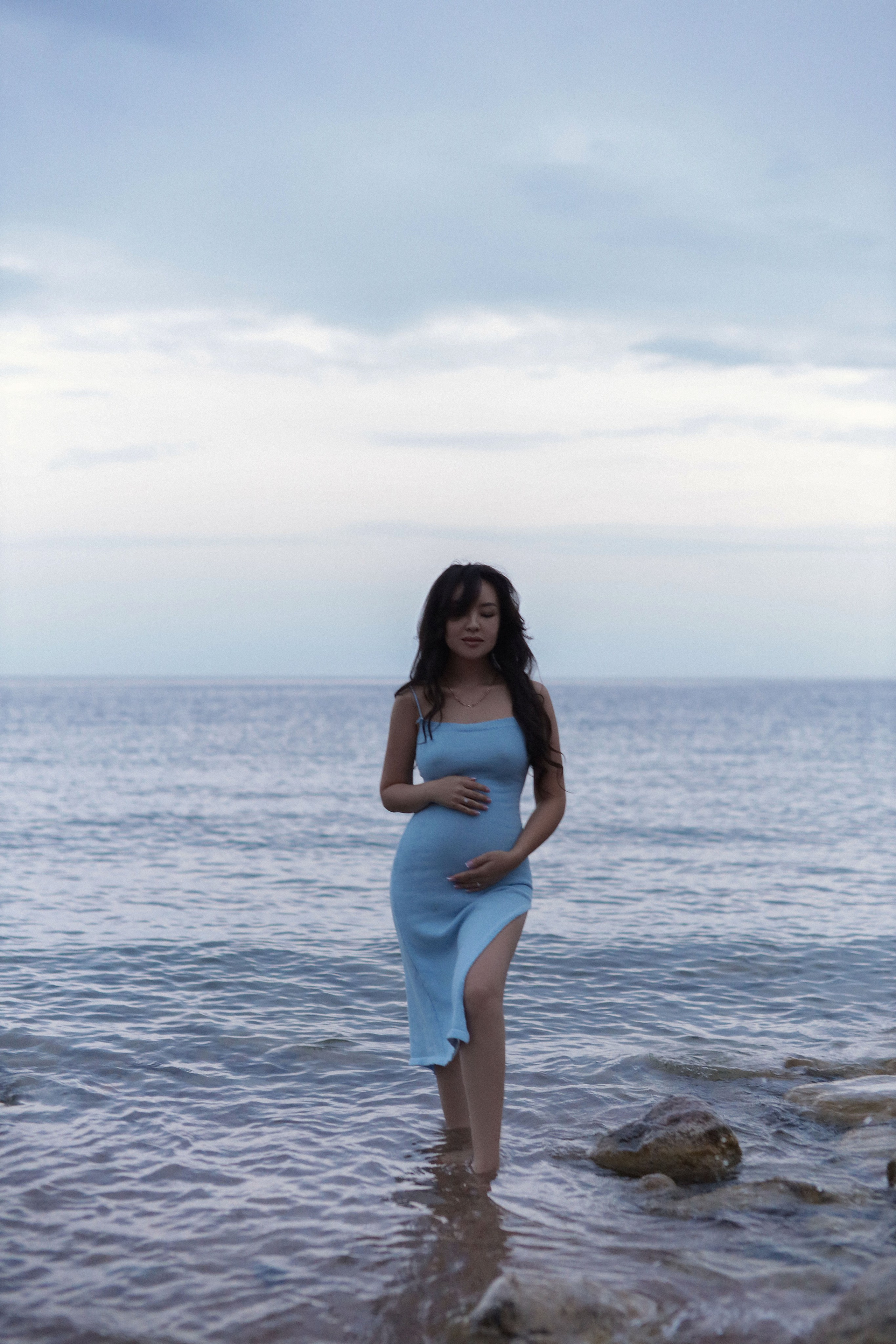 красивое вязанное платье голубого цвета,размер S\M. спинка регулируется,длина ниже колена,имеется разрез на ножке