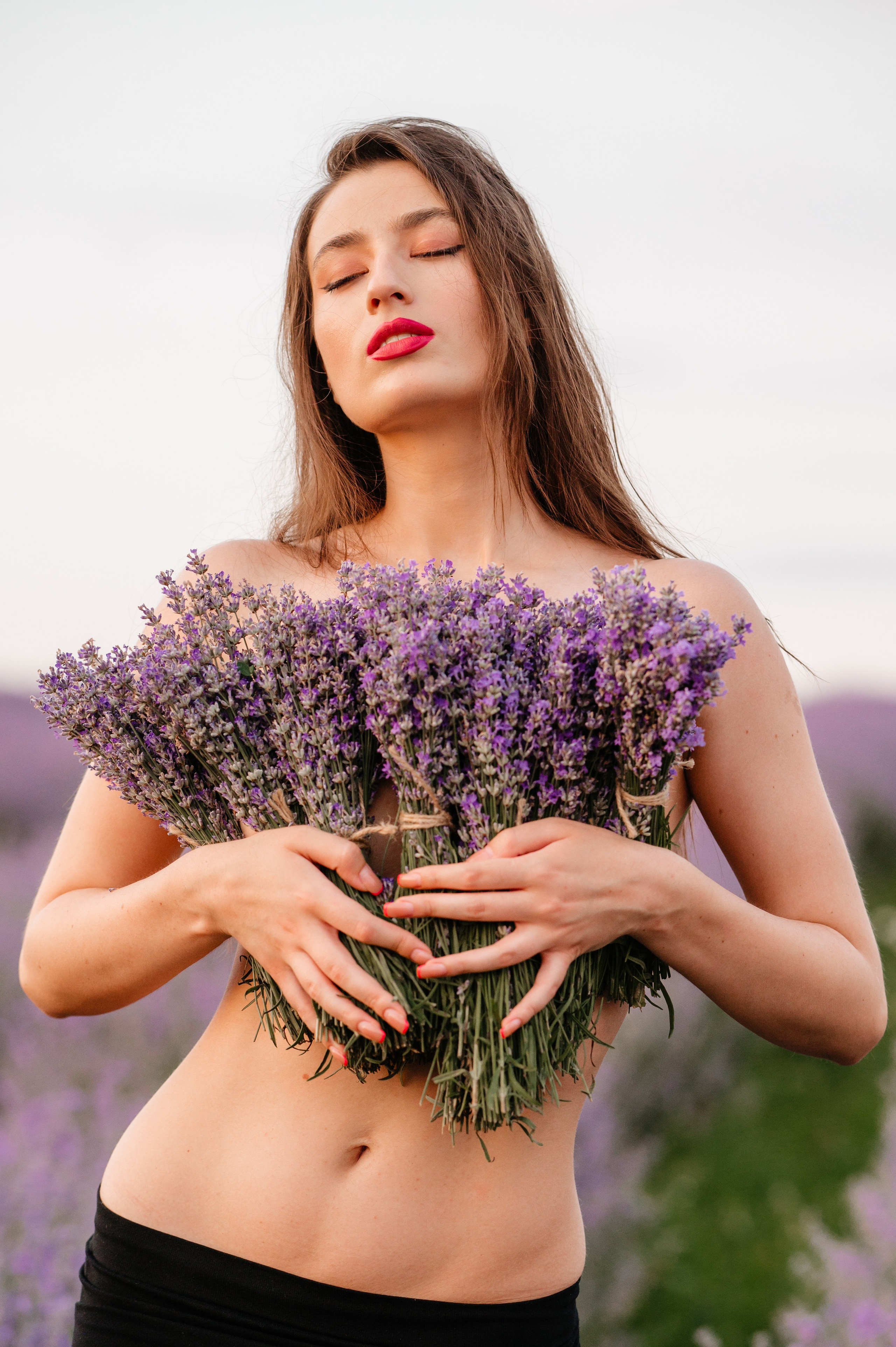 Sedinta foto in lanul de lavanda. Proud Vision Weddings | Wedding Photography & Film — Servicii profesionale Foto Video Nunta Iasi