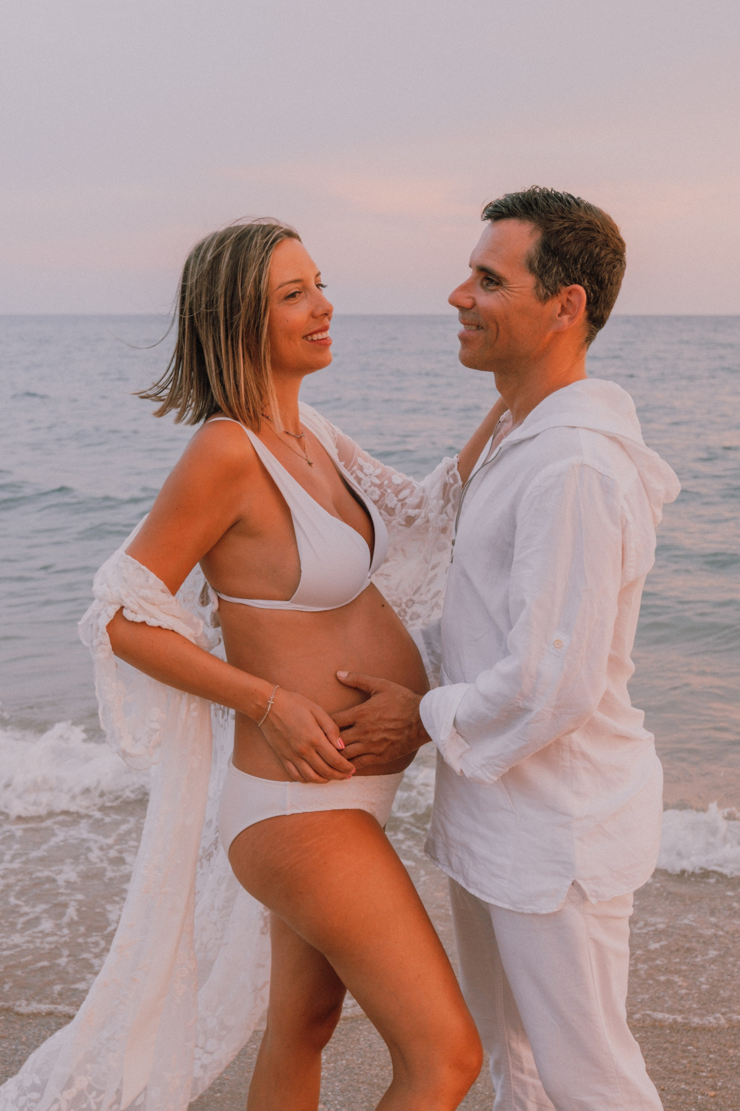 Sesión embarazo en la playa. Fotografía profesional en Calafell - Elena Medvedeva