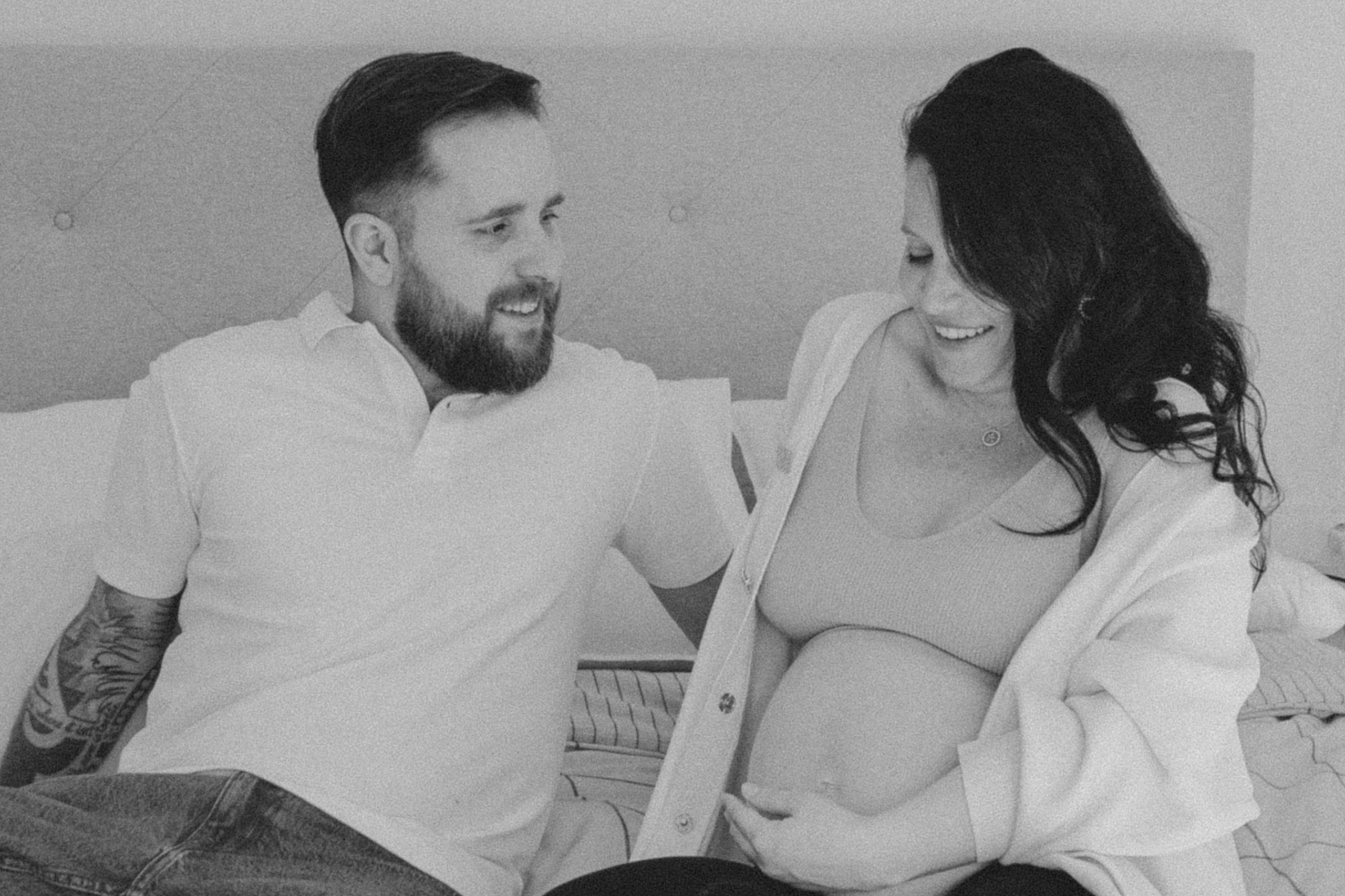 Sesión familiar embarazo. Fotografía profesional en Calafell - Elena Medvedeva