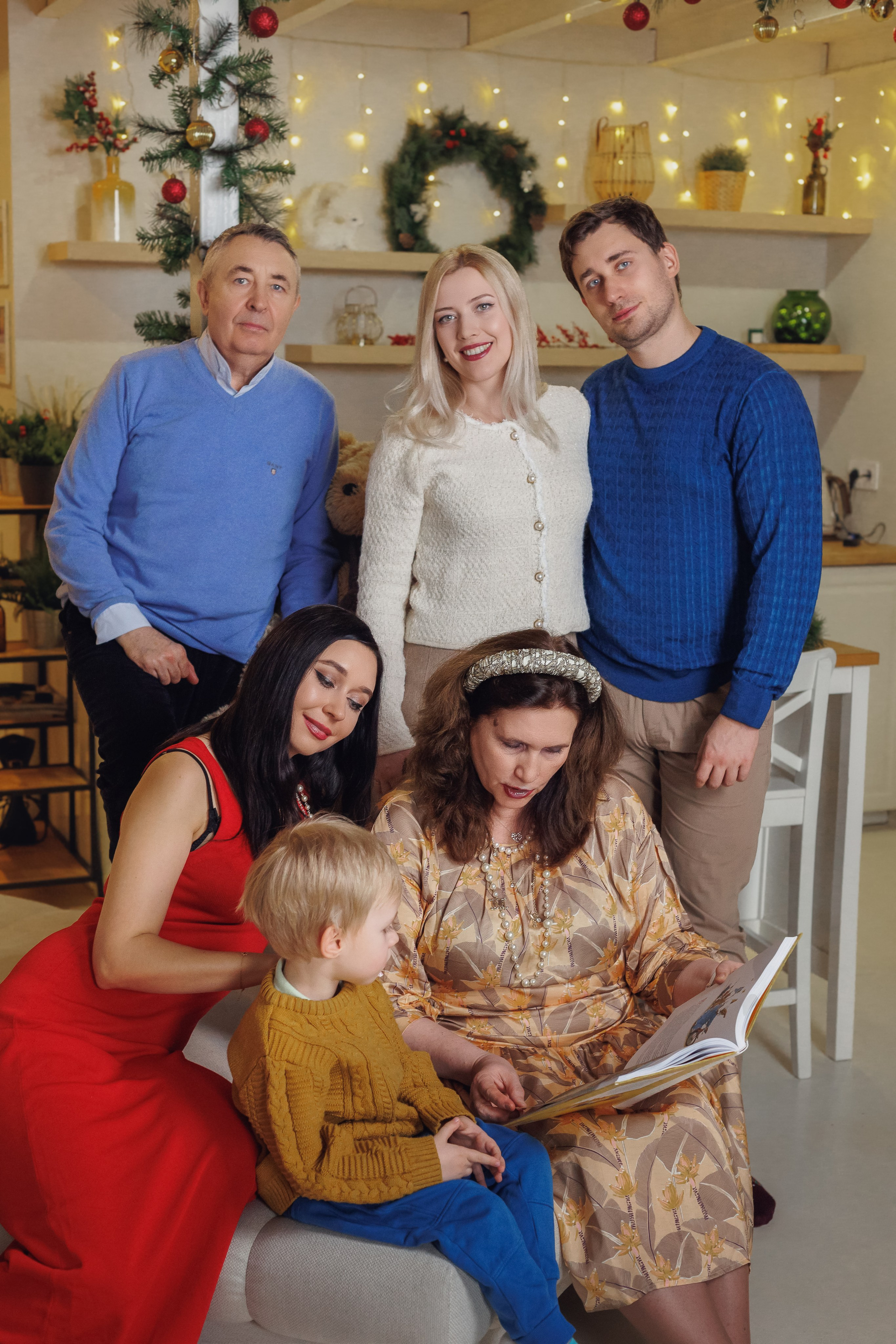 Christmas photo shoot for a large family. Family photographer in Vilnuis Svetlana Naumova