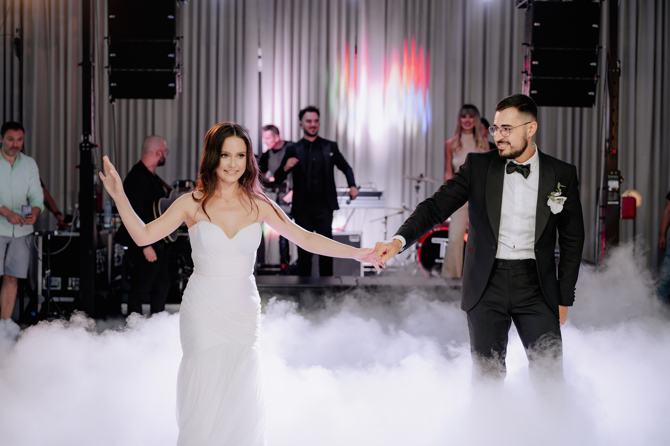 Cununie civila in aer liber , artificii de zi colorate , decor nunta , nunta la Hotel Traian. Proud Vision Weddings | Wedding Photography & Film — Servicii profesionale Foto Video Nunta Iasi