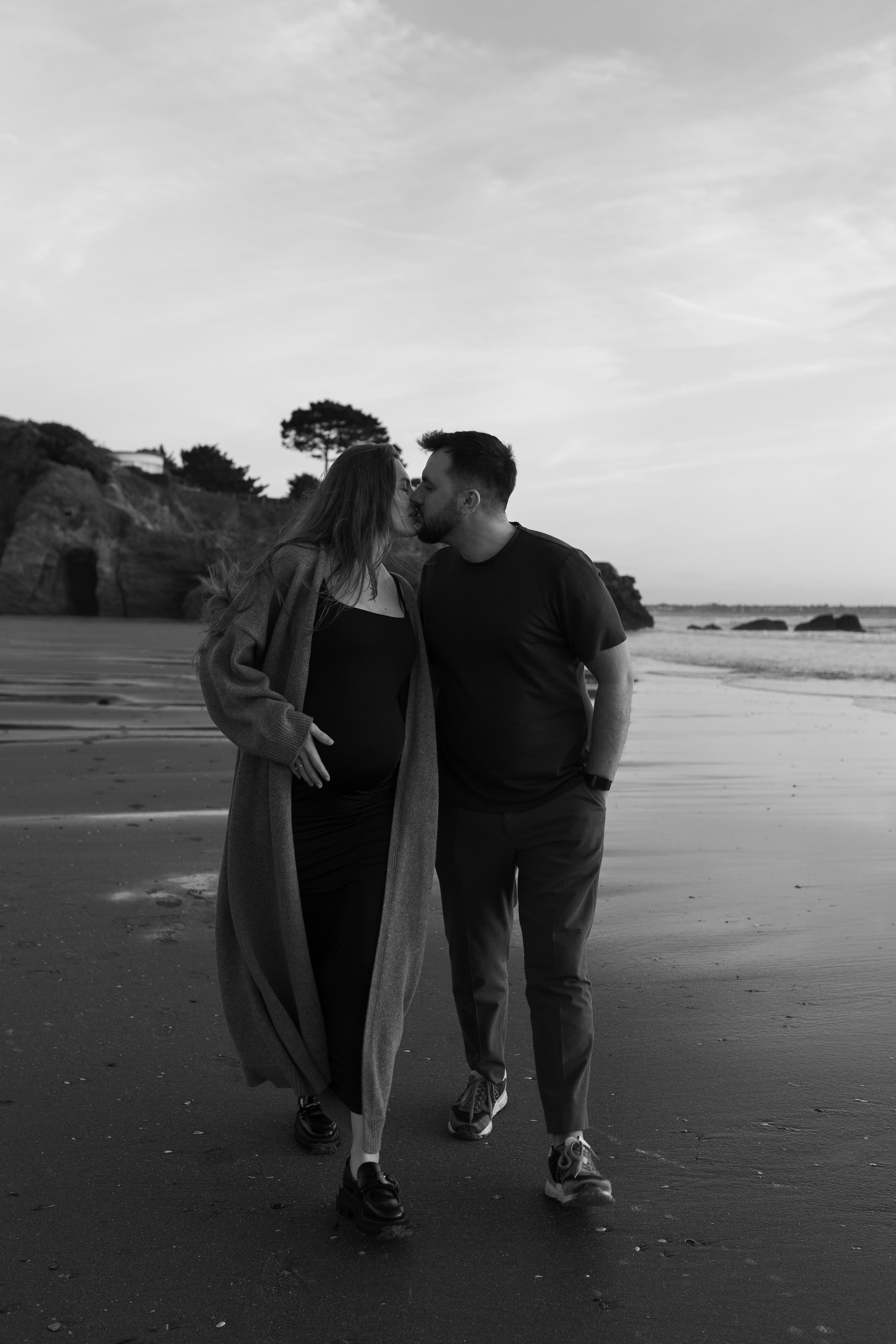 Sunset maternity photoshoot. Annah Louwagie — Lifestyle photographer for couples, families & brands | France & worldwide