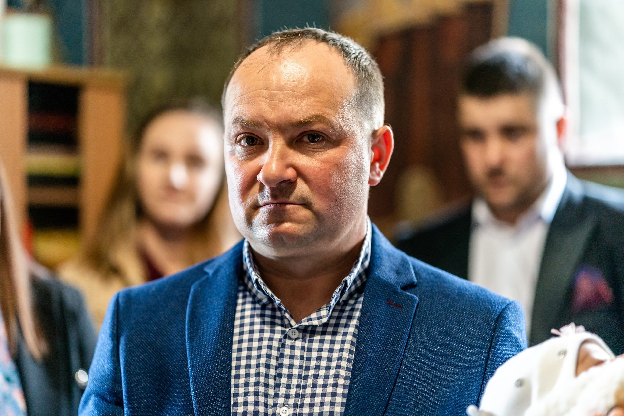 “Bebeluș botezat în biserică, ținut în brațe de nași”	•	“Detaliu cu lumânarea de botez decorată cu flori albe”	•	“Părinți emoționați alături de copilul lor la ceremonia de botez”	•	“Masa festivă de botez cu decor tematic și tort personalizat”	•	“Momentul în care preotul toarnă apă sfințită pe fruntea bebelușului”	“Bebeluș în rochie albă de botez, zâmbind în brațele mamei”	•	“Detaliu cu cruciulița de botez așezată pe o pernă de satin”	•	“Părinți și nași aprinzând lumânările în timpul ceremoniei de botez”	•	“Tort de botez decorat cu figurine tematice și numele copilului”	•	“Copil botezat dormind liniștit în pătuțul decorat festiv”	•	“Momentul în care preotul binecuvântează copilul în fața altarului”	•	“Invitați adunându-se în jurul mesei festive la petrecerea de botez”	•	“Bebeluș ținând în mână o jucărie personalizată primită la botez”	•	“Familie fericită pozând împreună după ceremonia de botez”	•	“Decor tematic cu baloane și flori la locația petrecerii de botez” fotograf Botoșani fotograf evenimente fotograf botez Alin Chirila fotograf alinofotostudio,- Preotul ținându-l pe micuțul Mathias Gabriel la botez, în biserica Înălțarea Domnului, Copălău  - Detalii de la botezul lui Mathias – lumânare, trusou și icoană  - Familia lui Mathias Gabriel alături de micuț, în ziua botezului  - Portret emoționant cu mama și bebelușul în brațe, în biserică,fotograf profesionist evenimente Botoșani, Iași, Suceava, Fălticeni, Bacău, Pașcani, Roman - AlinoFotoStudio by Alin Chirilă - servicii foto nuntă, botez, cununie, ședințe foto creative, albume personalizate, fotografii emoționante și calitative pentru cele mai importante momente din viață,fotograf nuntă Botoșani Alin Chirilă,  ședință foto botez Iași - AlinoFotoStudio,  servicii fotograf profesionist evenimente Suceava,  fotograf cununie civilă Fălticeni - Alin Chirilă,  album foto nuntă personalizat Bacău.“Bebeluș botezat în biserică, ținut în brațe de nași”	•	“Detaliu cu lumânarea de botez decorată cu flori albe”	•	“Părinți emoționați alături de copilul lor la ceremonia de botez”	•	“Masa festivă de botez cu decor tematic și tort personalizat”	•	“Momentul în care preotul toarnă apă sfințită pe fruntea bebelușului”	“Bebeluș în rochie albă de botez, zâmbind în brațele mamei”	•	“Detaliu cu cruciulița de botez așezată pe o pernă de satin”	•	“Părinți și nași aprinzând lumânările în timpul ceremoniei de botez”	•	“Tort de botez decorat cu figurine tematice și numele copilului”	•	“Copil botezat dormind liniștit în pătuțul decorat festiv”	•	“Momentul în care preotul binecuvântează copilul în fața altarului”	•	“Invitați adunându-se în jurul mesei festive la petrecerea de botez”	•	“Bebeluș ținând în mână o jucărie personalizată primită la botez”	•	“Familie fericită pozând împreună după ceremonia de botez”	•	“Decor tematic cu baloane și flori la locația petrecerii de botez” fotograf Botoșani fotograf evenimente fotograf botez Alin Chirila fotograf alinofotostudio.fotograf botez Amelis Maria, fotografie botez Botoșani, fotograf Alin Chirilă, amintiri botez, fotografii botez, botez Amelis Maria, fotograf copii, fotografie botez în Botoșani,