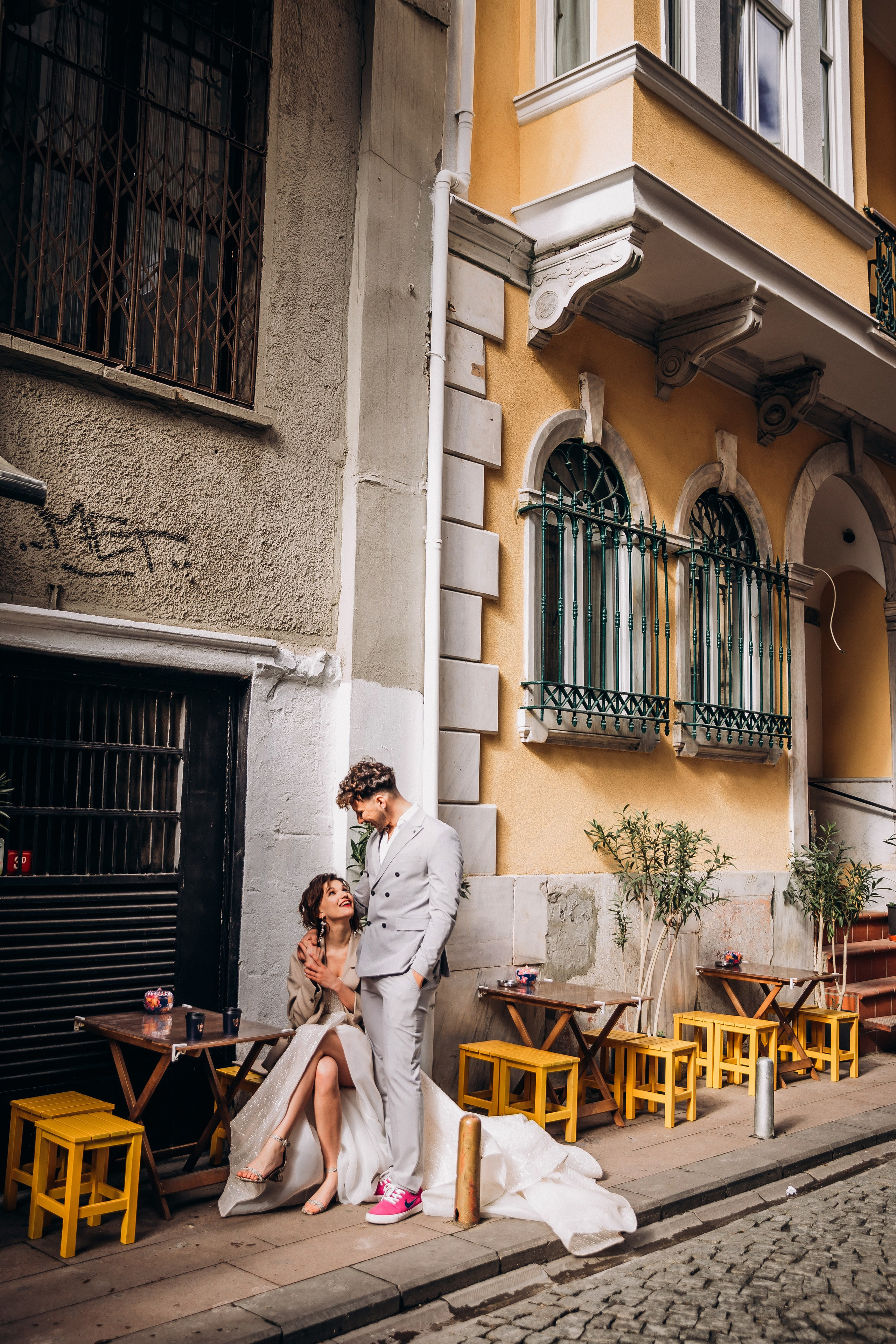Wedding photographer Frankfurt – romantic couple photoshoot at the Main river.